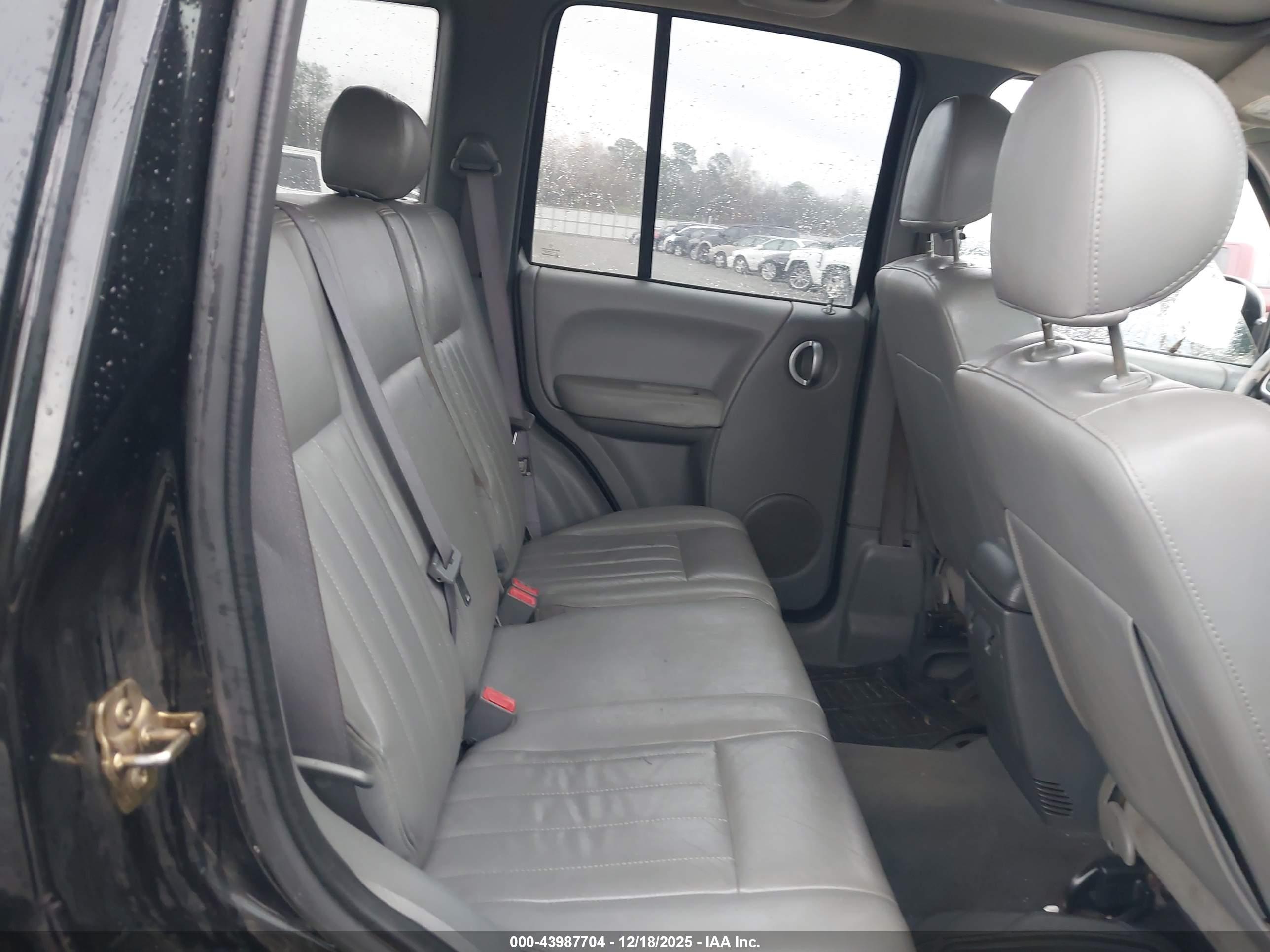 JEEP LIBERTY image 8