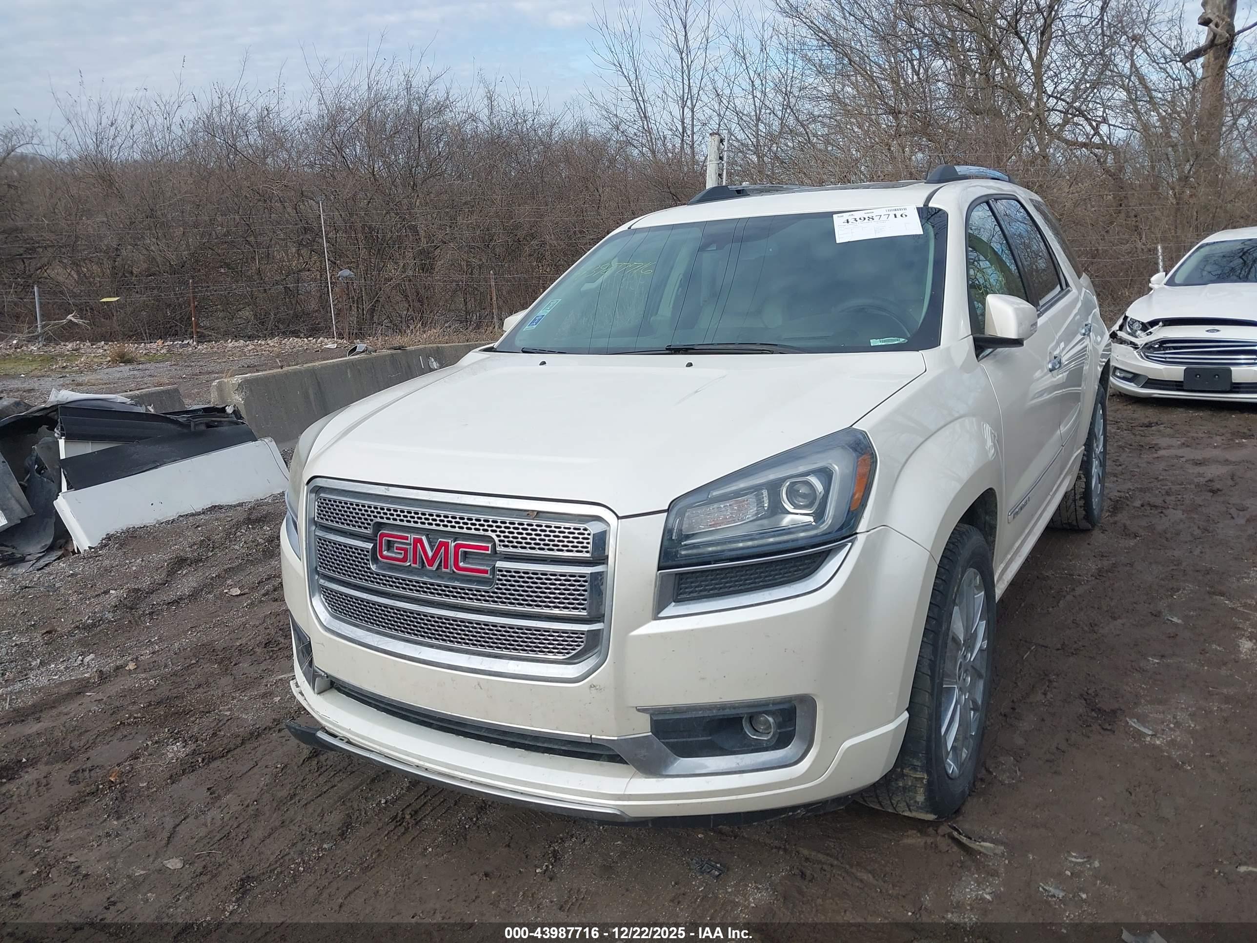 GMC ACADIA image 2