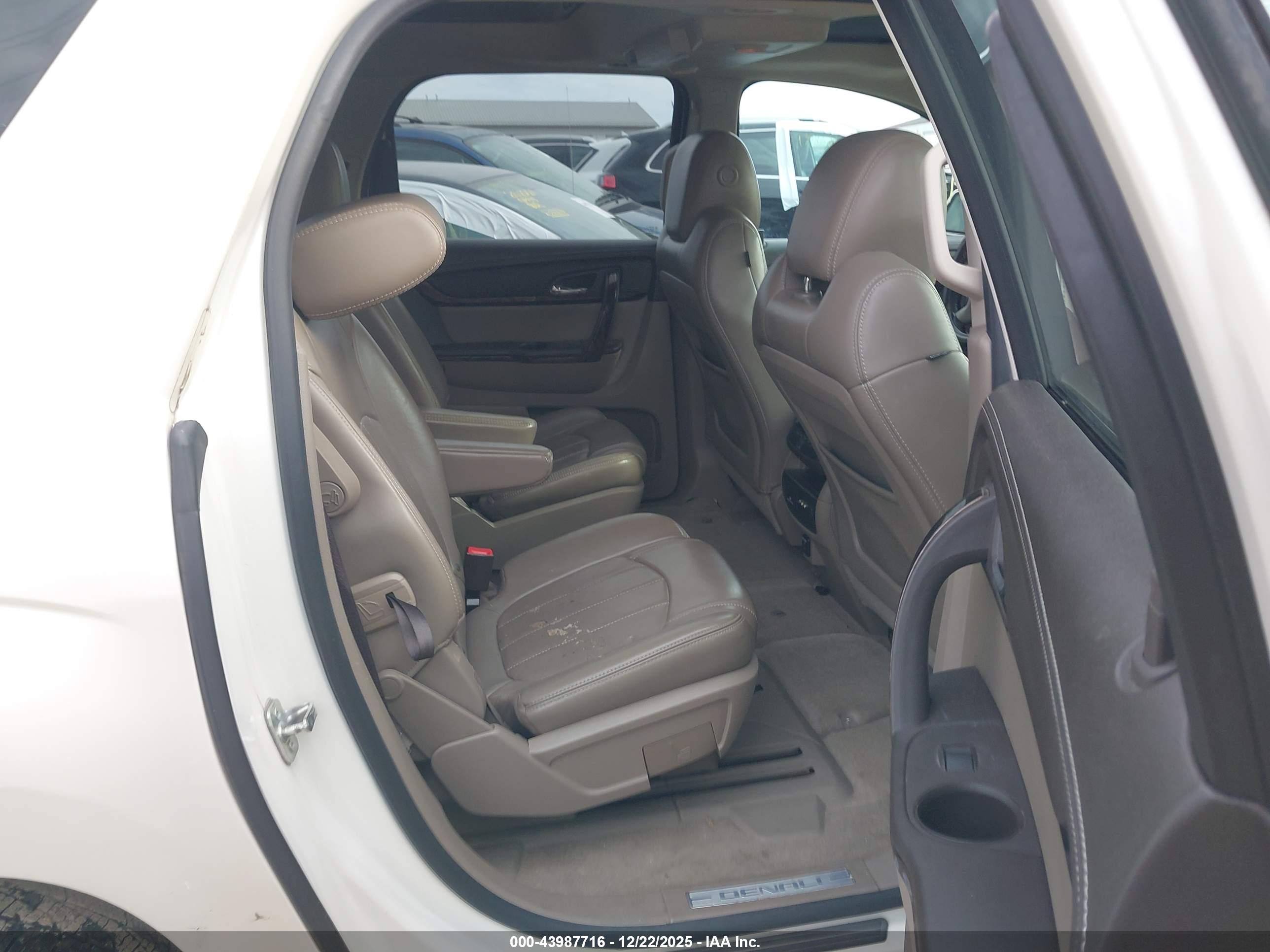 GMC ACADIA image 8