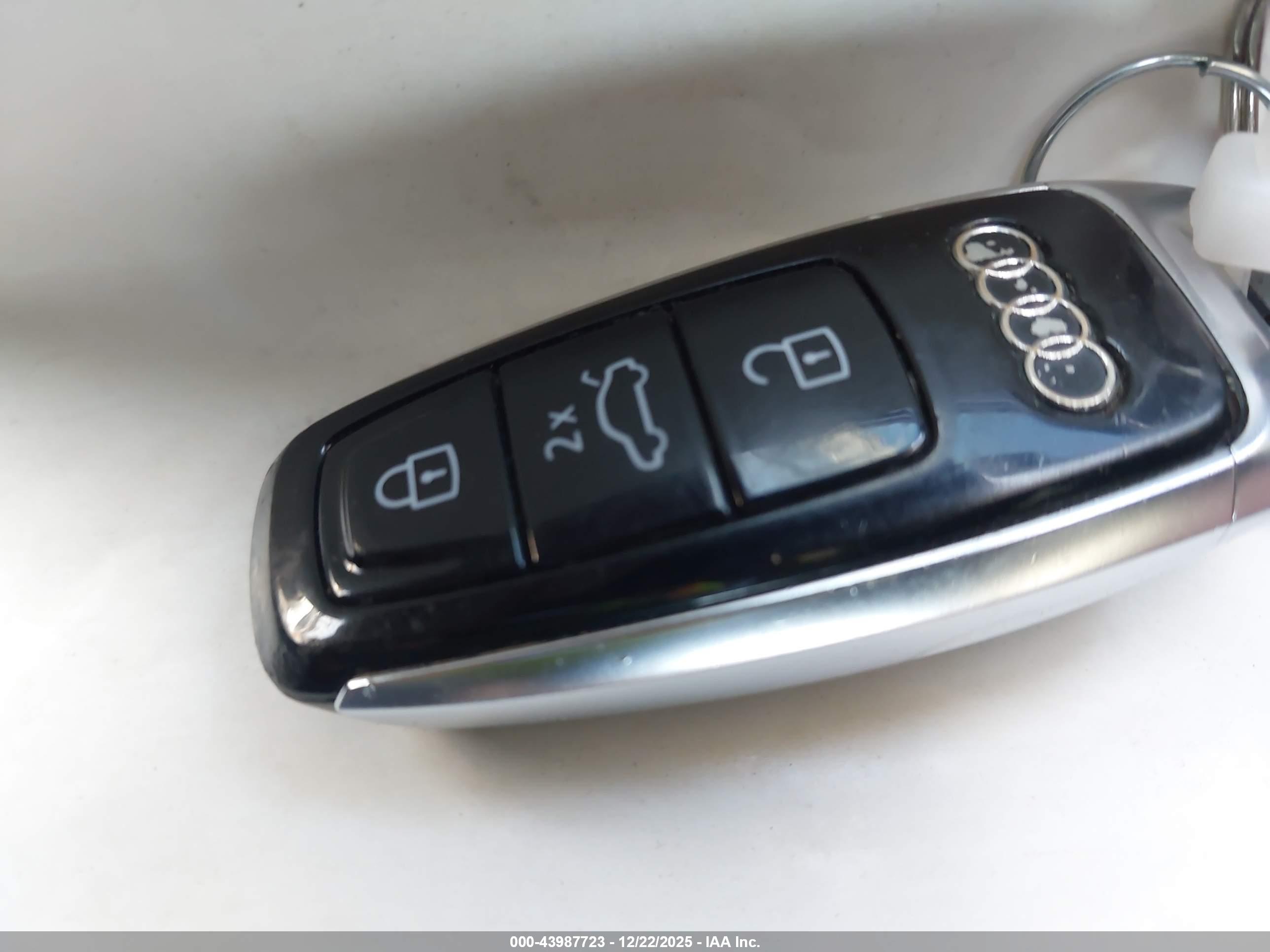 AUDI S8 image 11