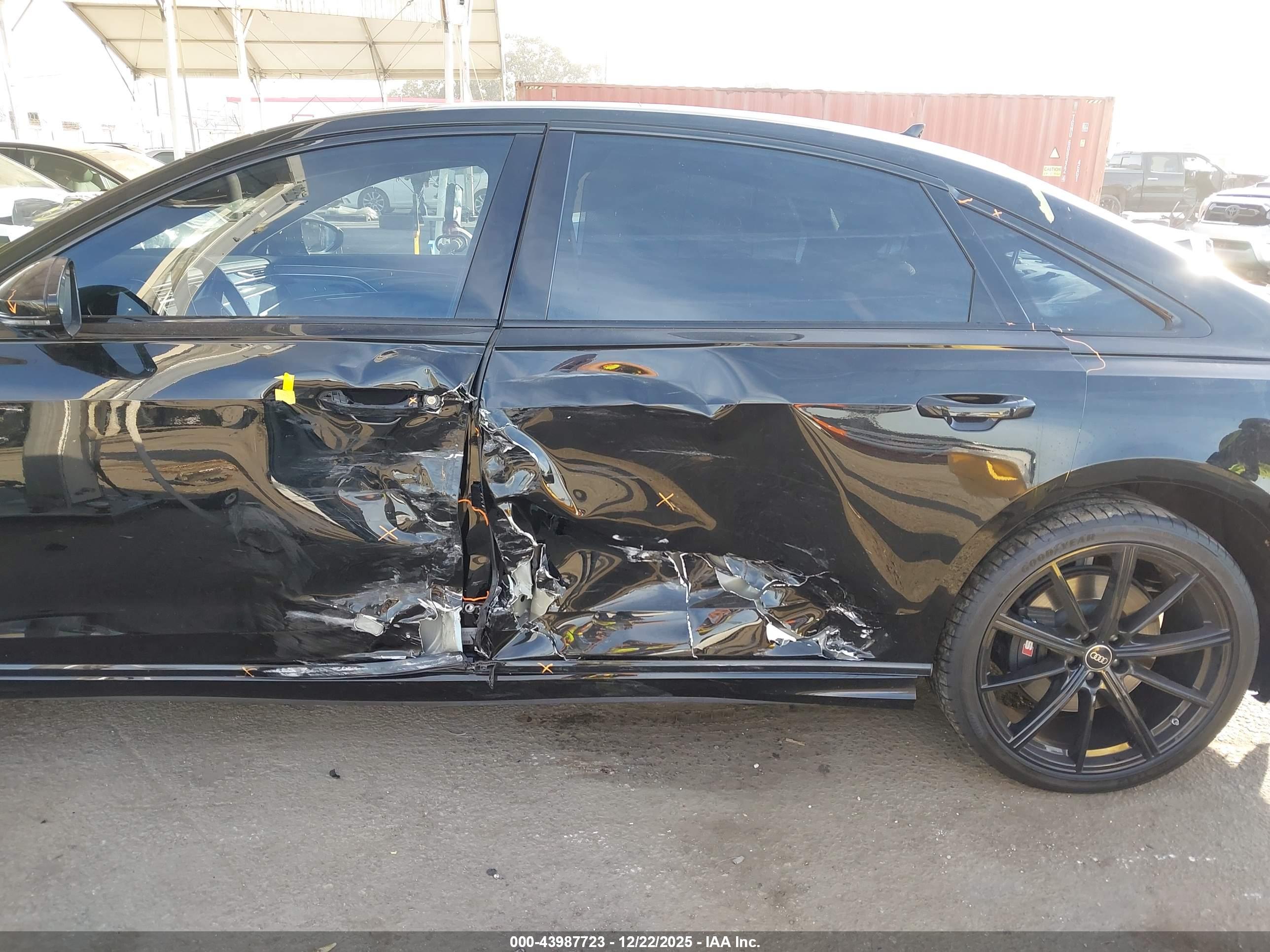 AUDI S8 image 6