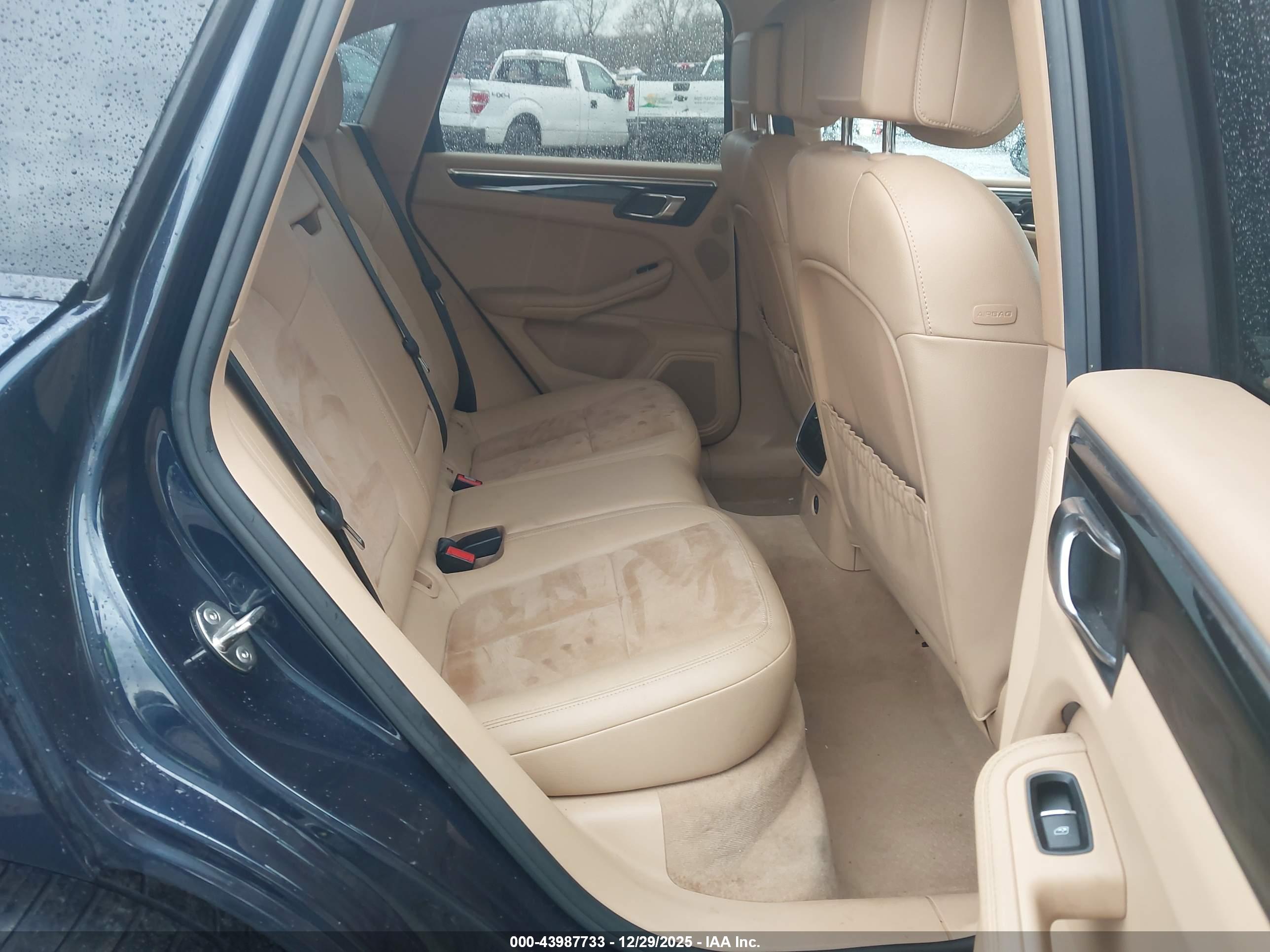 PORSCHE MACAN image 8