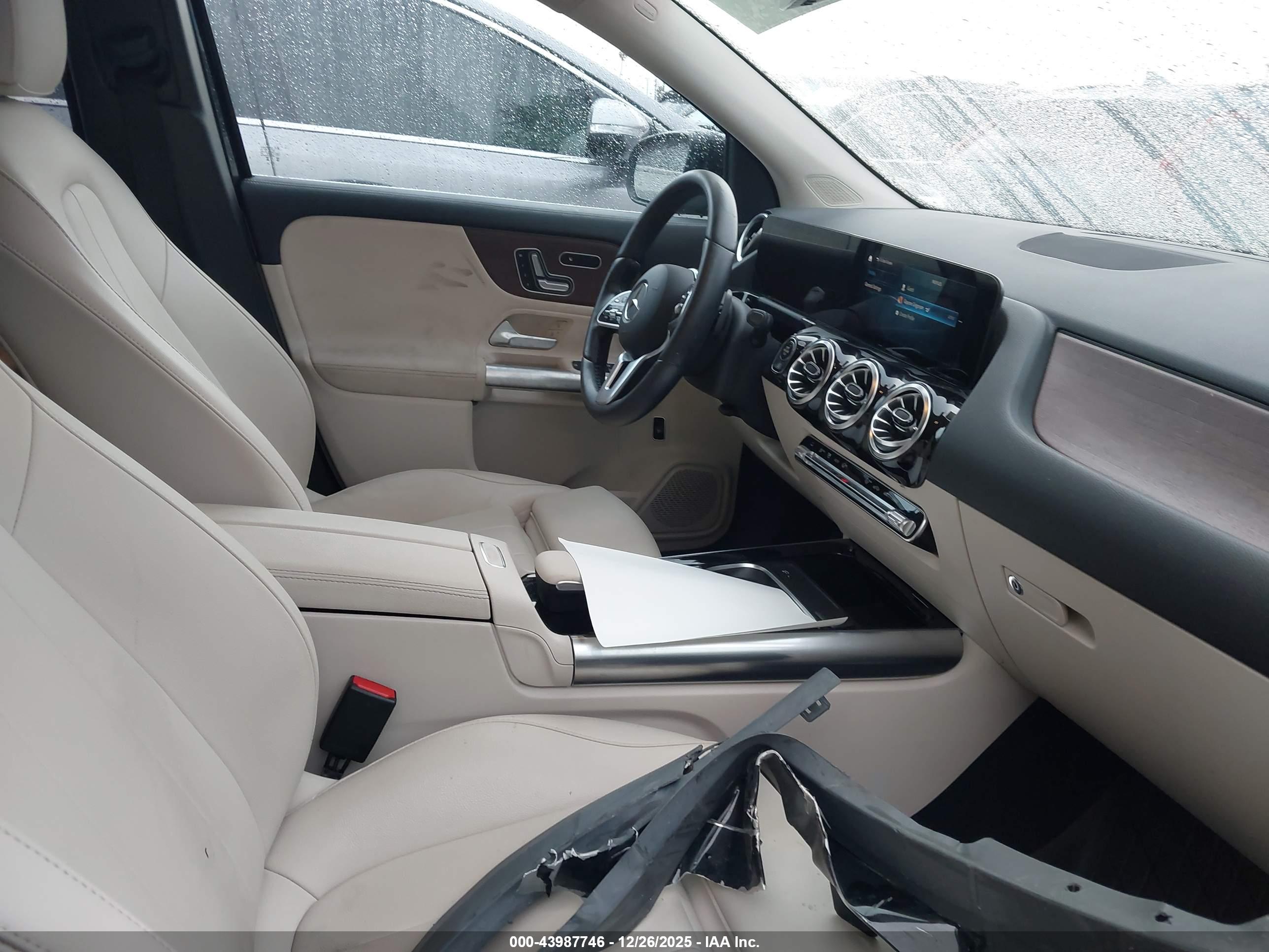 MERCEDES-BENZ GLA image 5