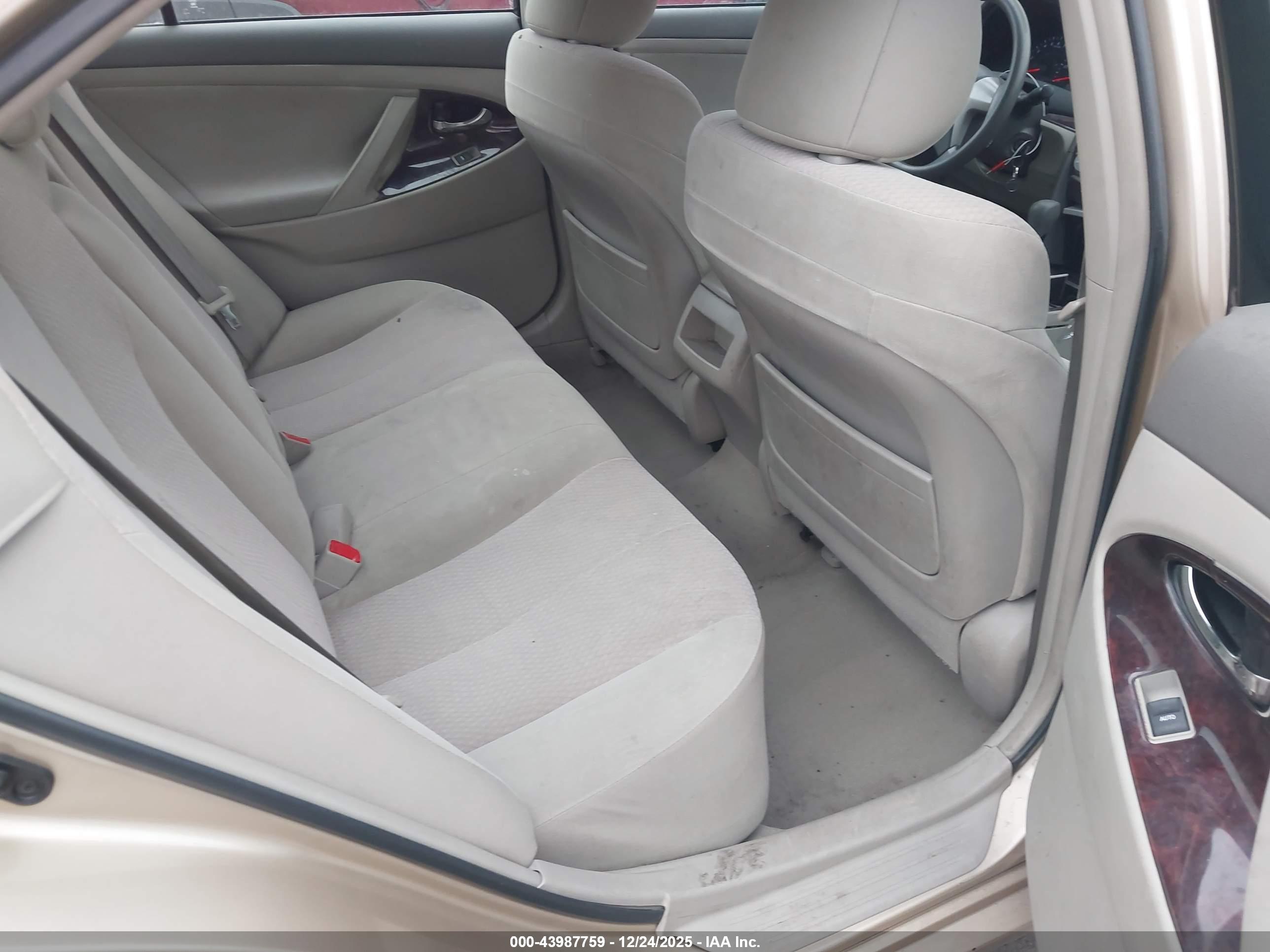 TOYOTA CAMRY image 8