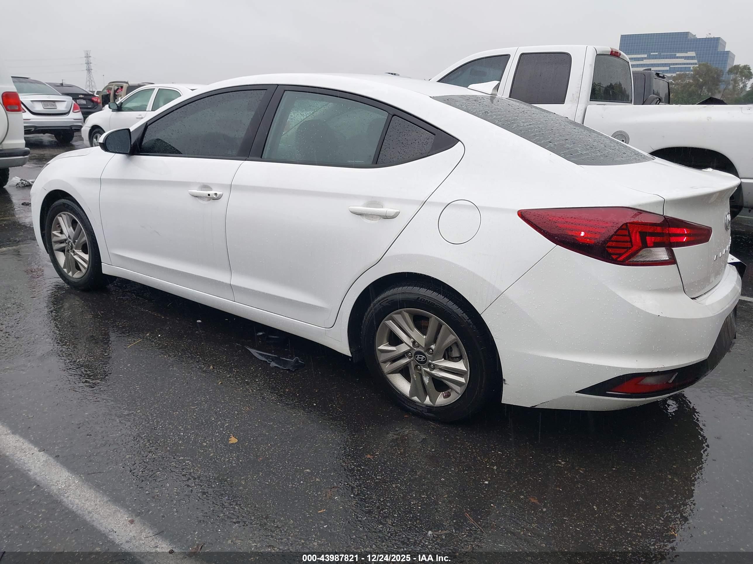 HYUNDAI ELANTRA image 3
