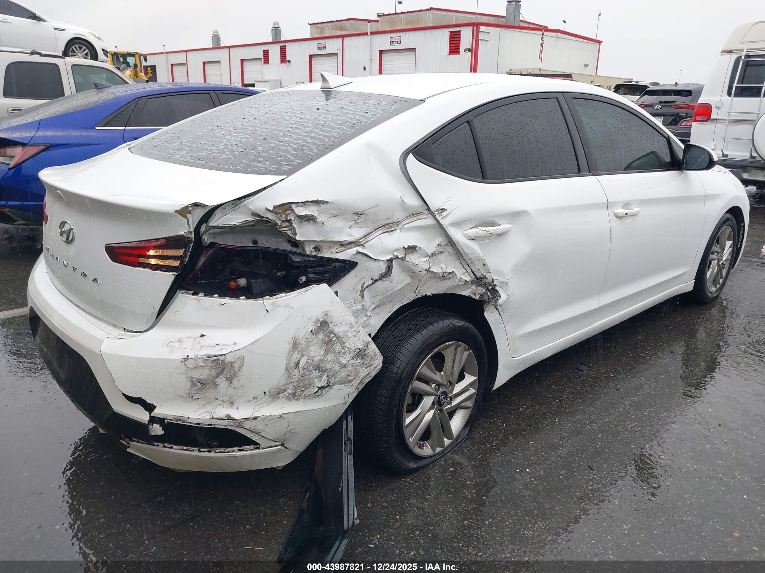 HYUNDAI ELANTRA image 4