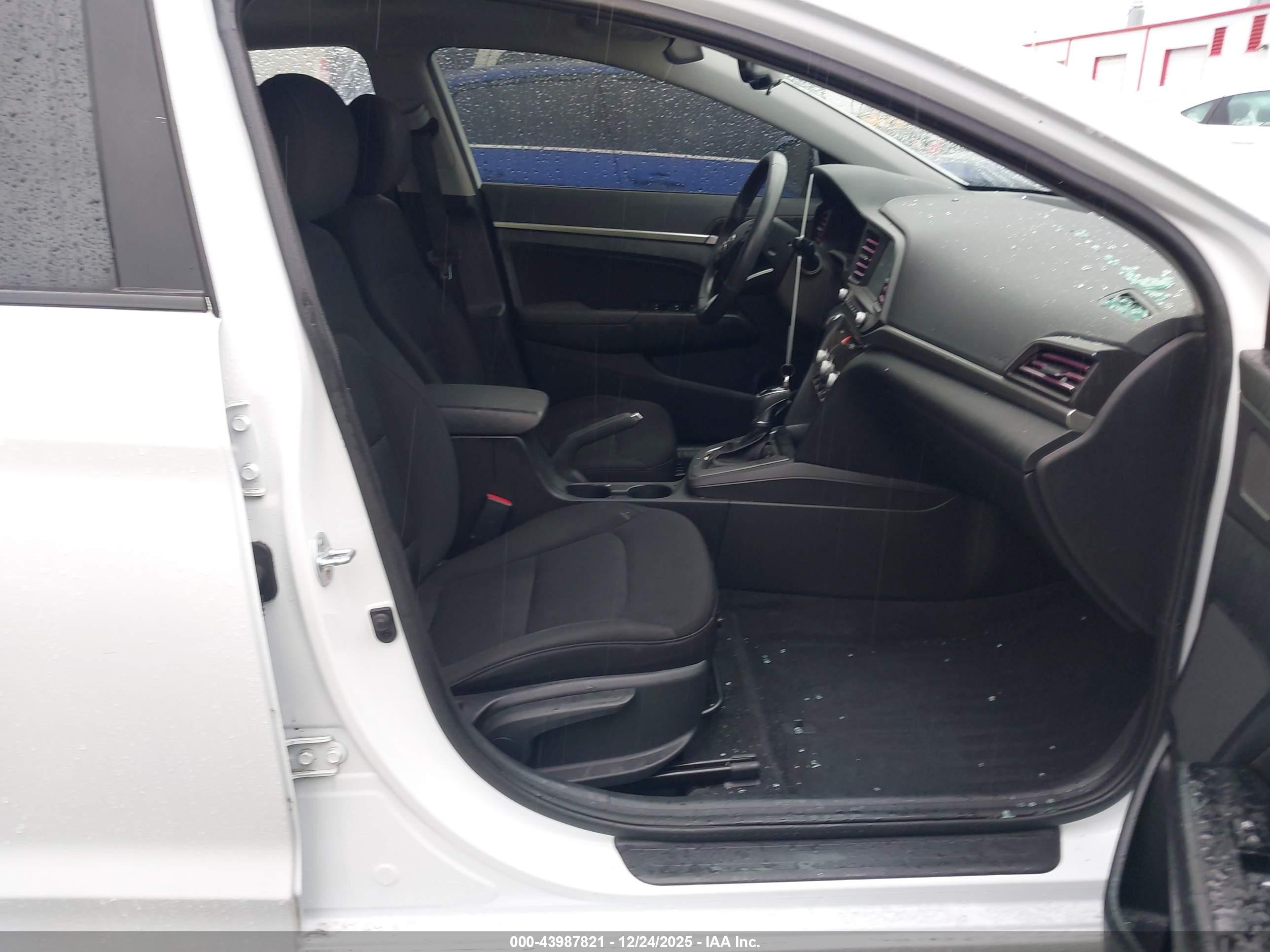 HYUNDAI ELANTRA image 5