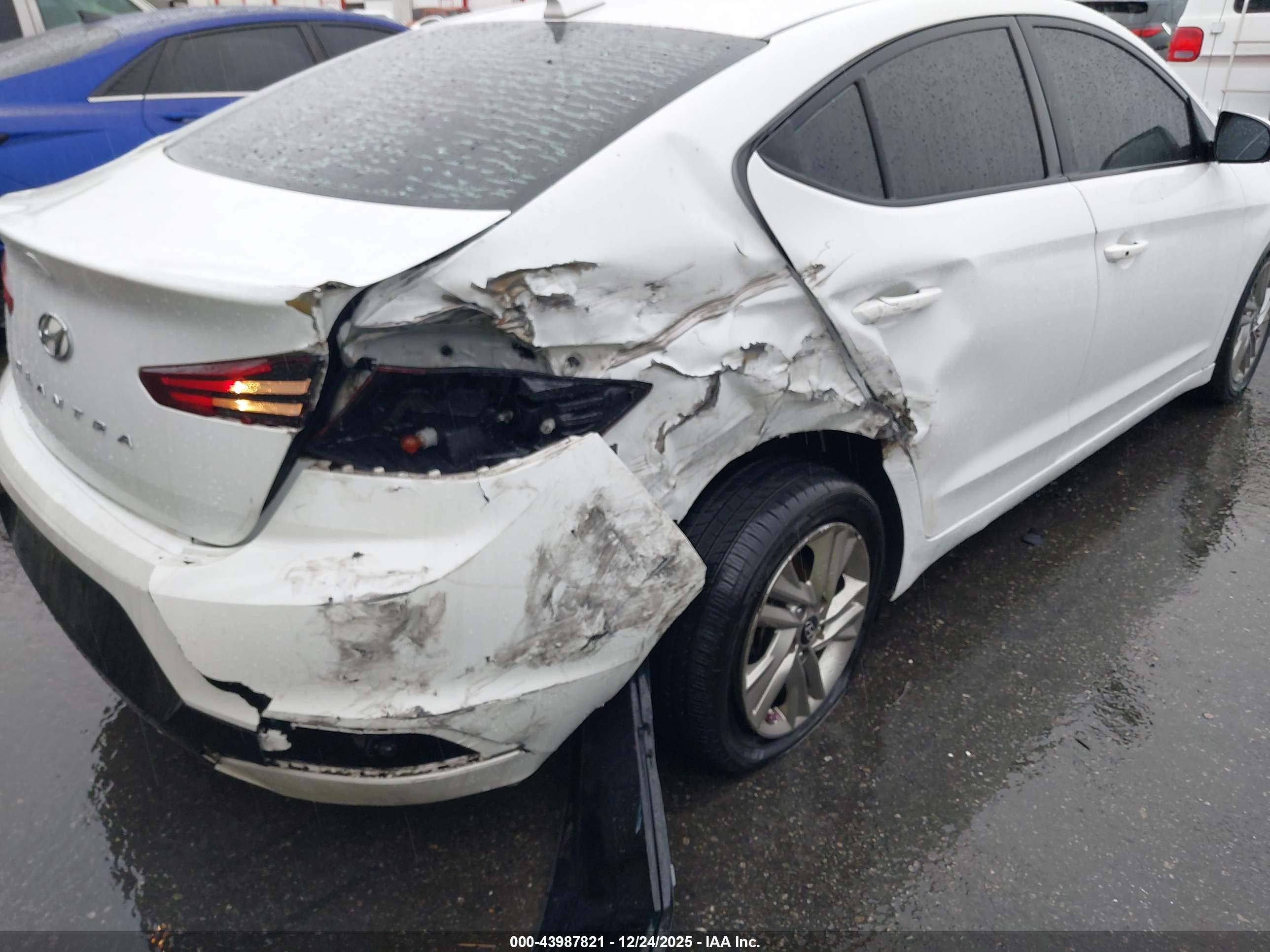 HYUNDAI ELANTRA image 6