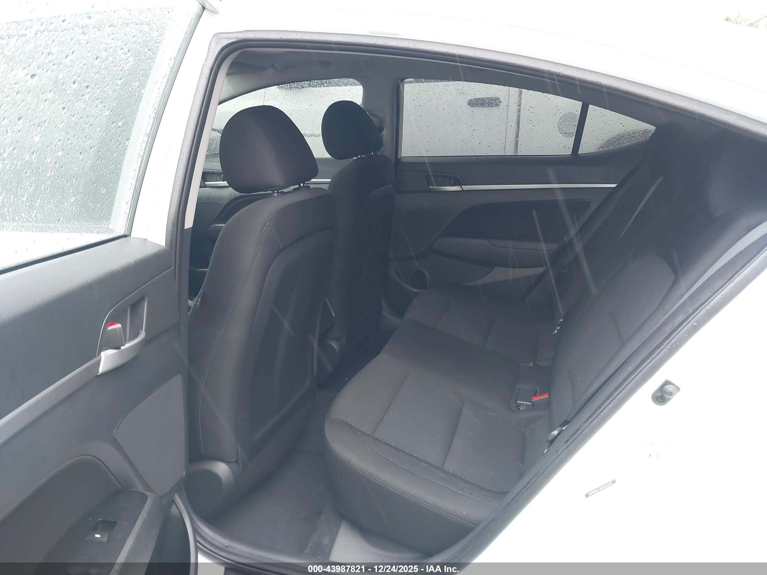 HYUNDAI ELANTRA image 8