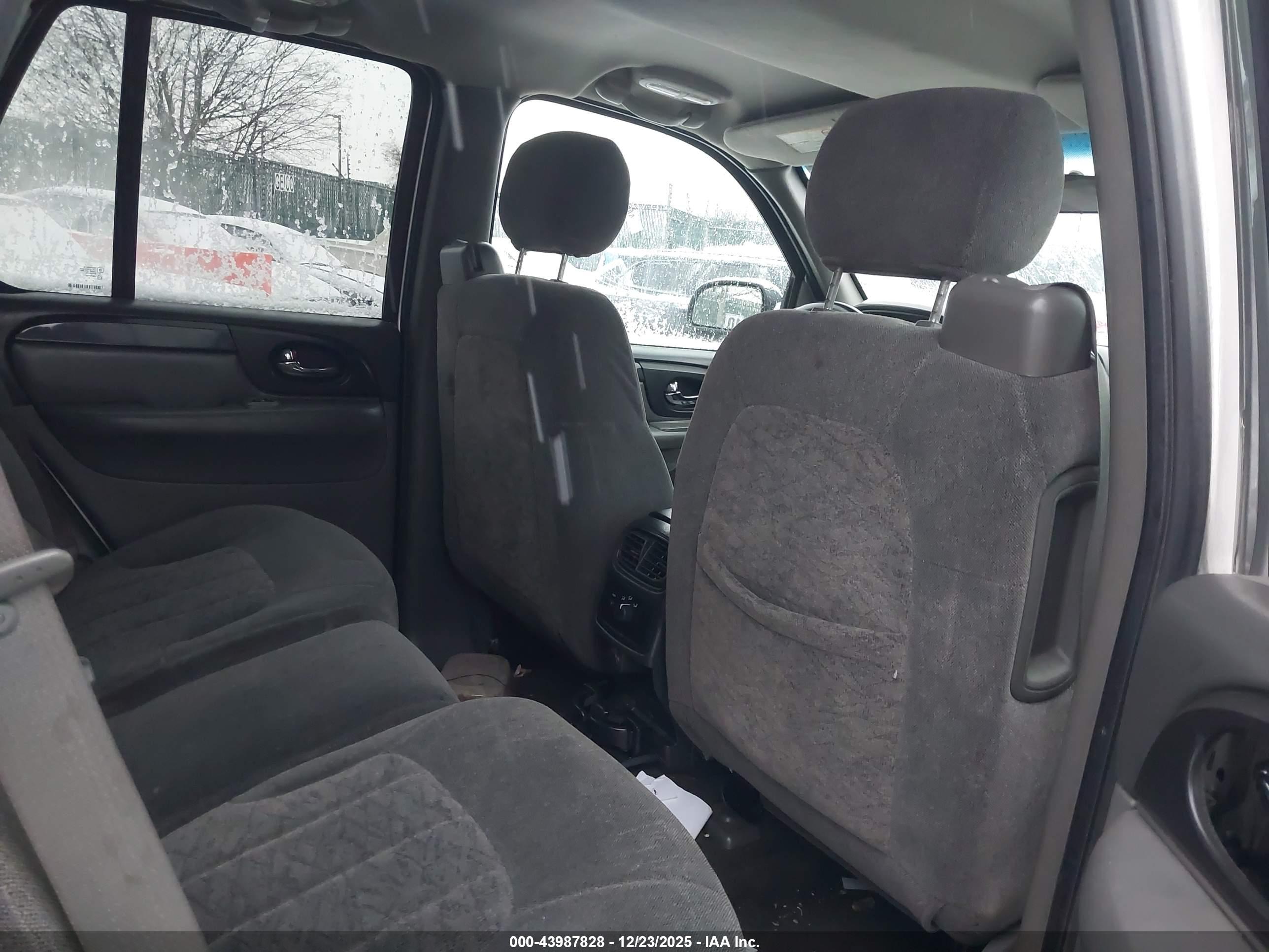 GMC ENVOY image 8