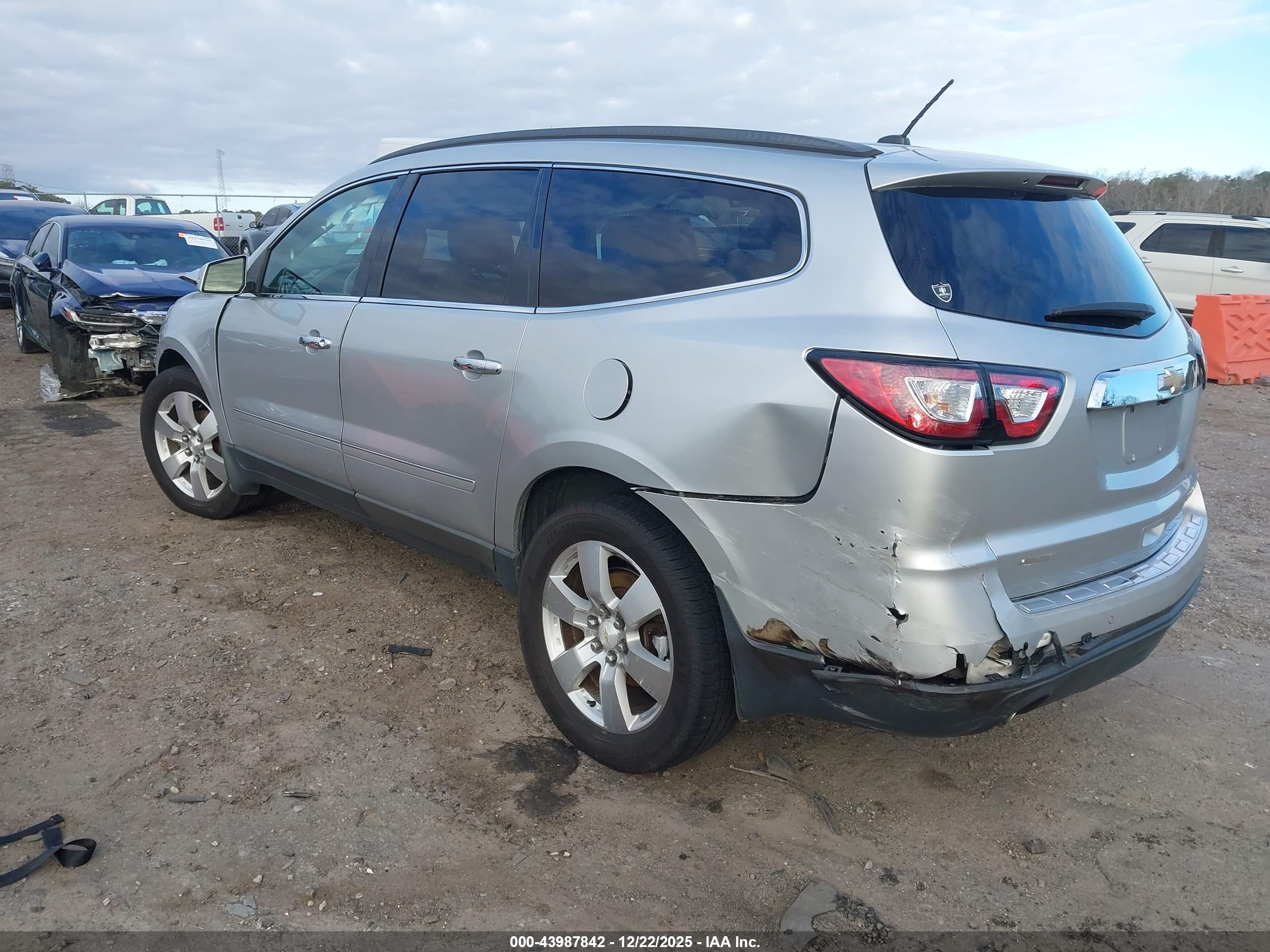 CHEVROLET TRAVERSE image 3