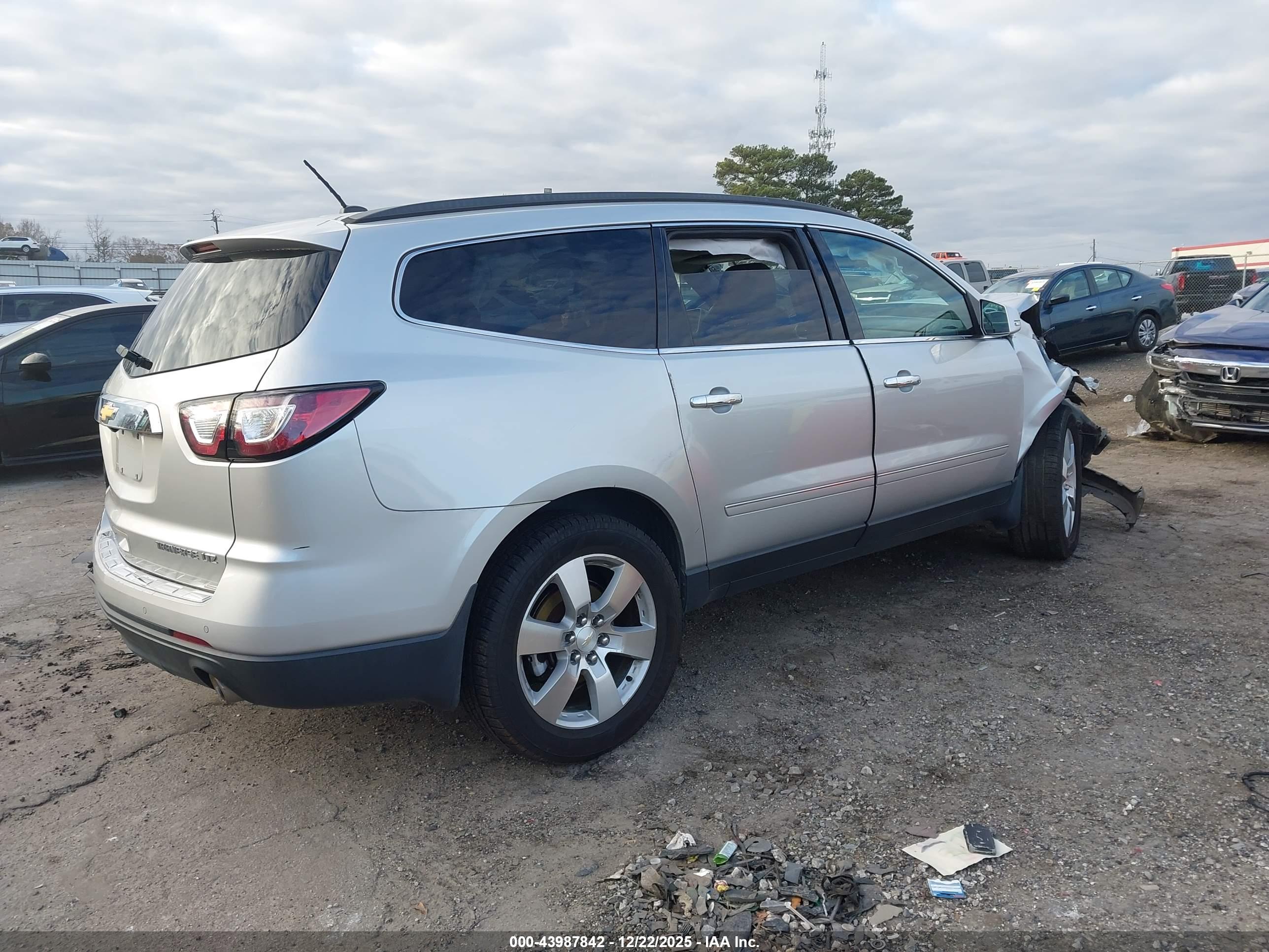 CHEVROLET TRAVERSE image 4