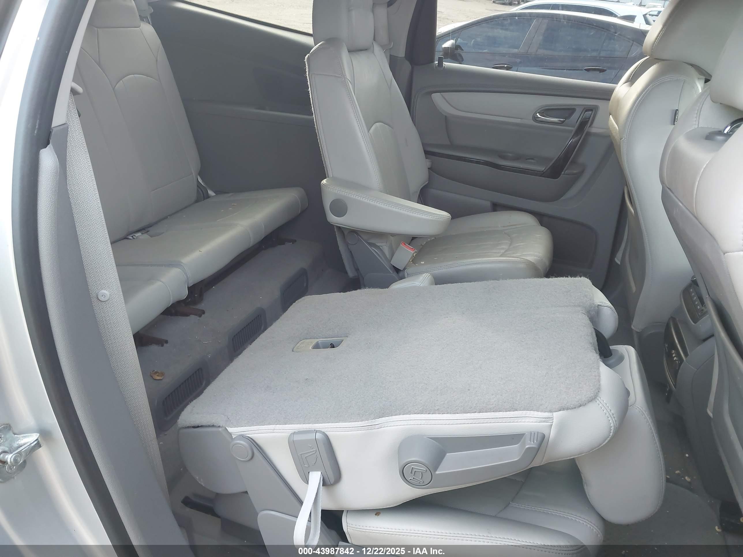 CHEVROLET TRAVERSE image 8