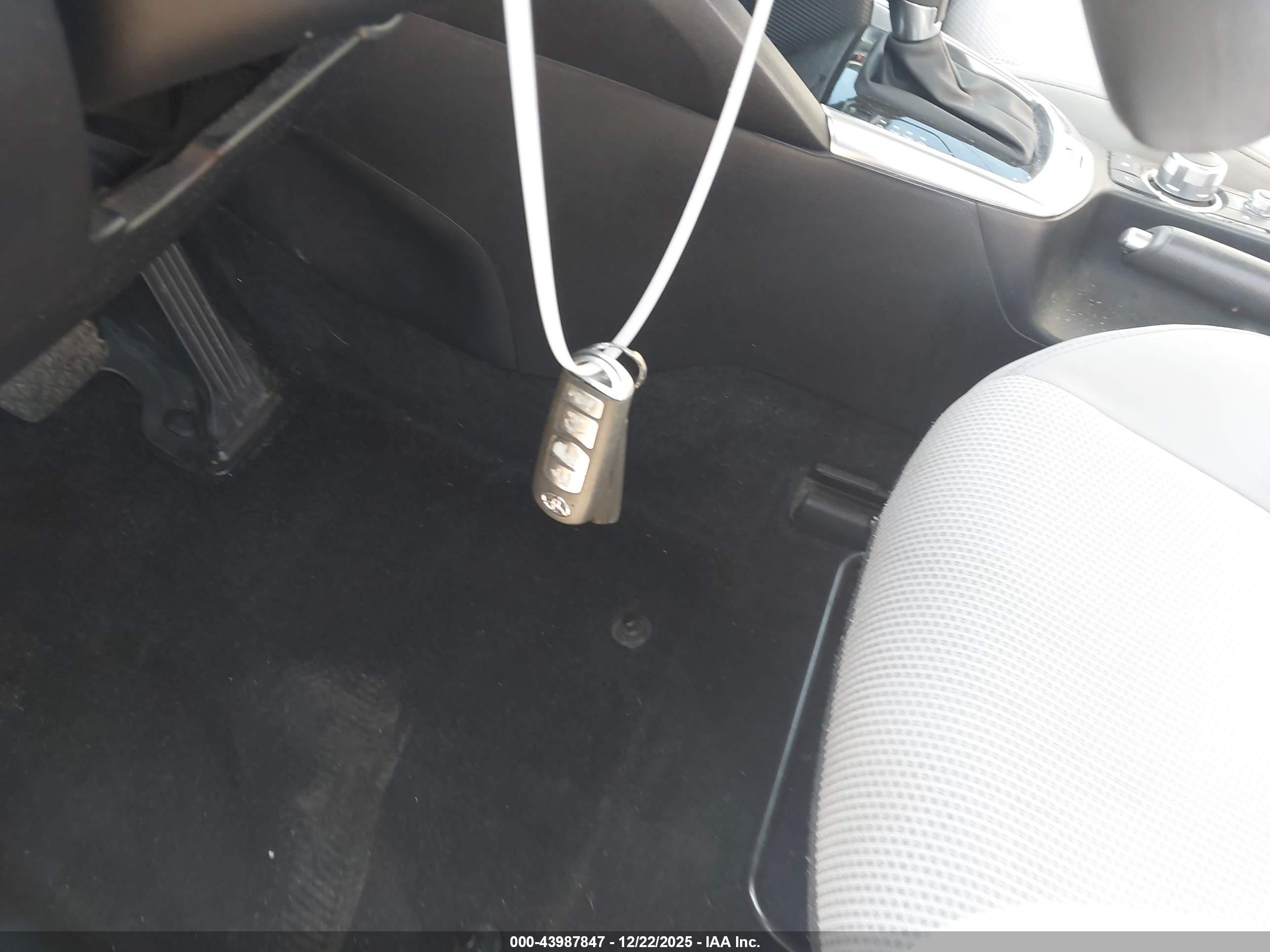 TOYOTA YARIS image 11