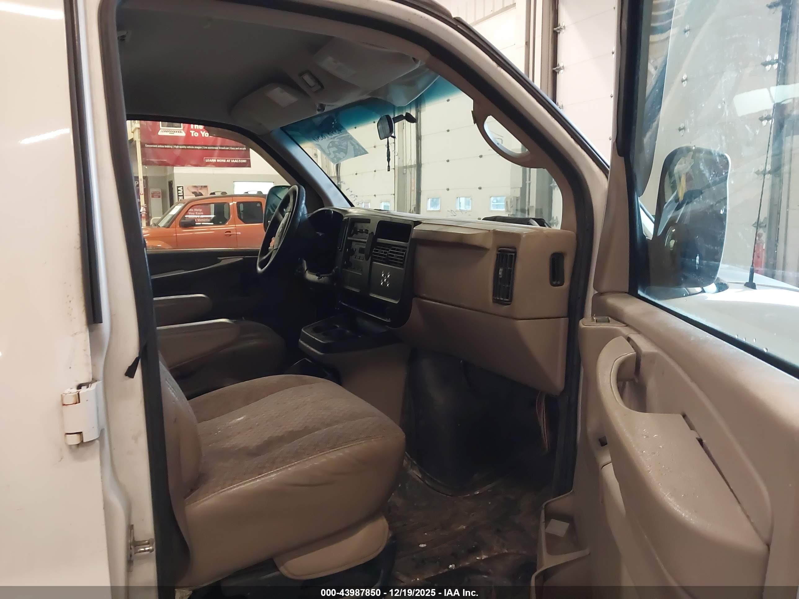 CHEVROLET EXPRESS image 5