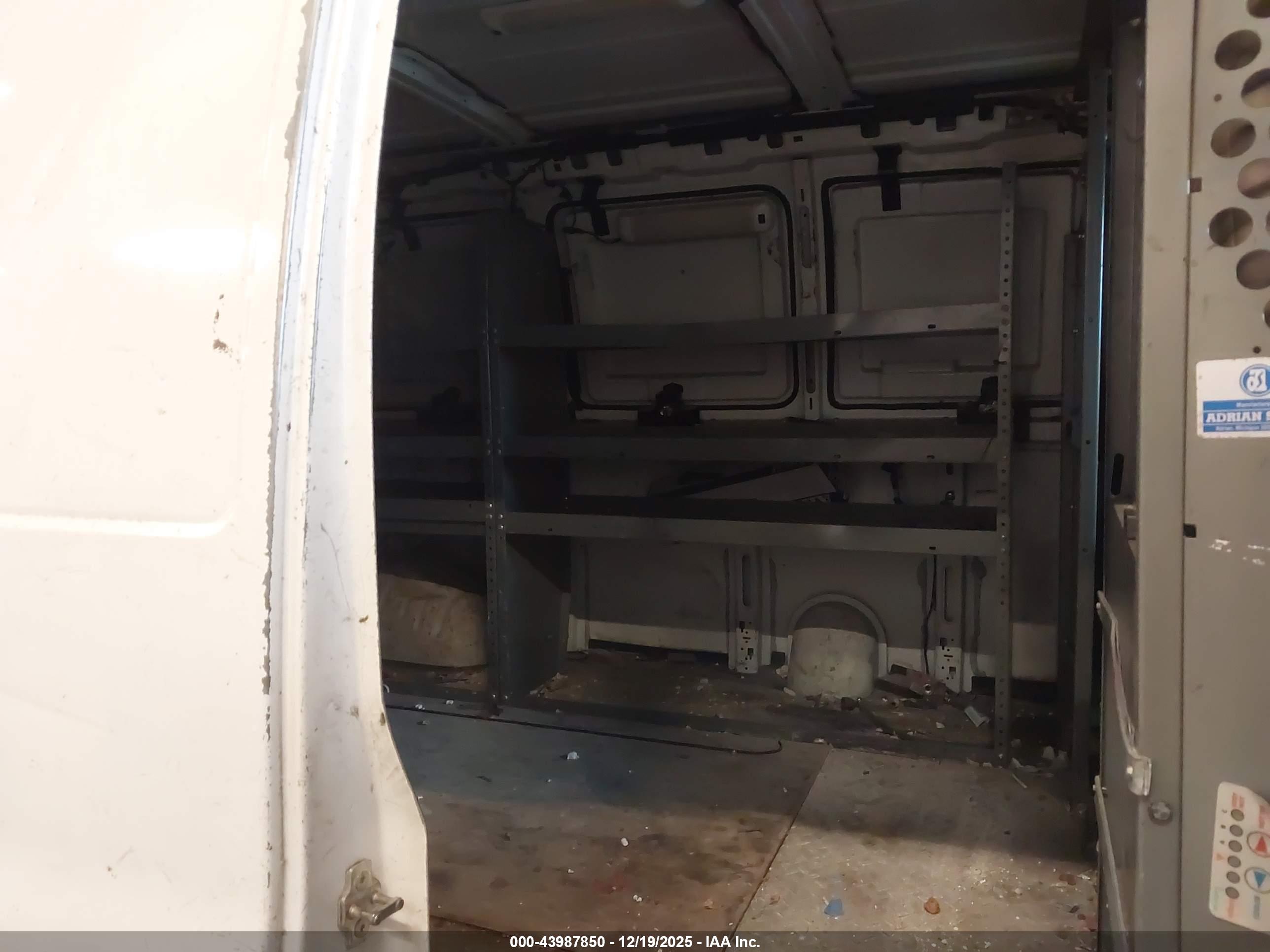 CHEVROLET EXPRESS image 8