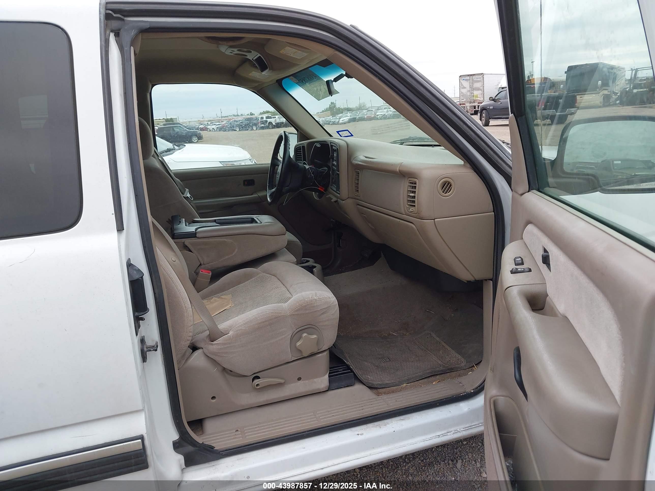 CHEVROLET SILVERADO image 5
