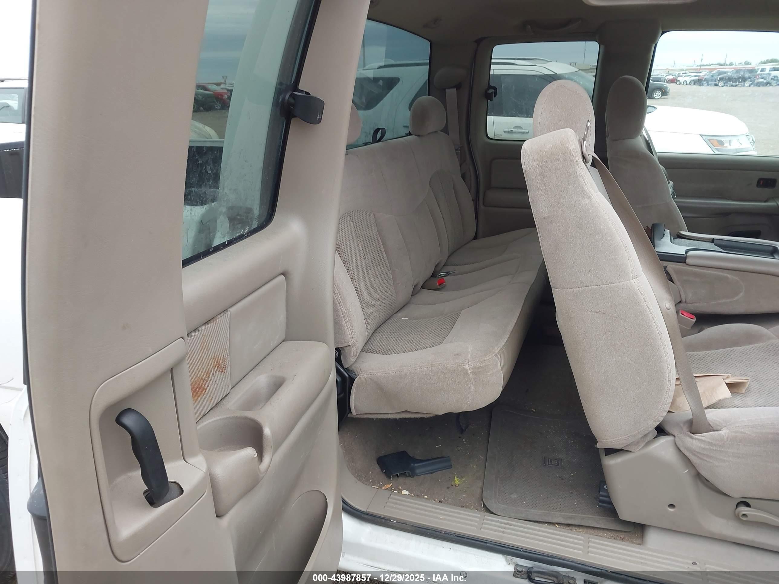 CHEVROLET SILVERADO image 8