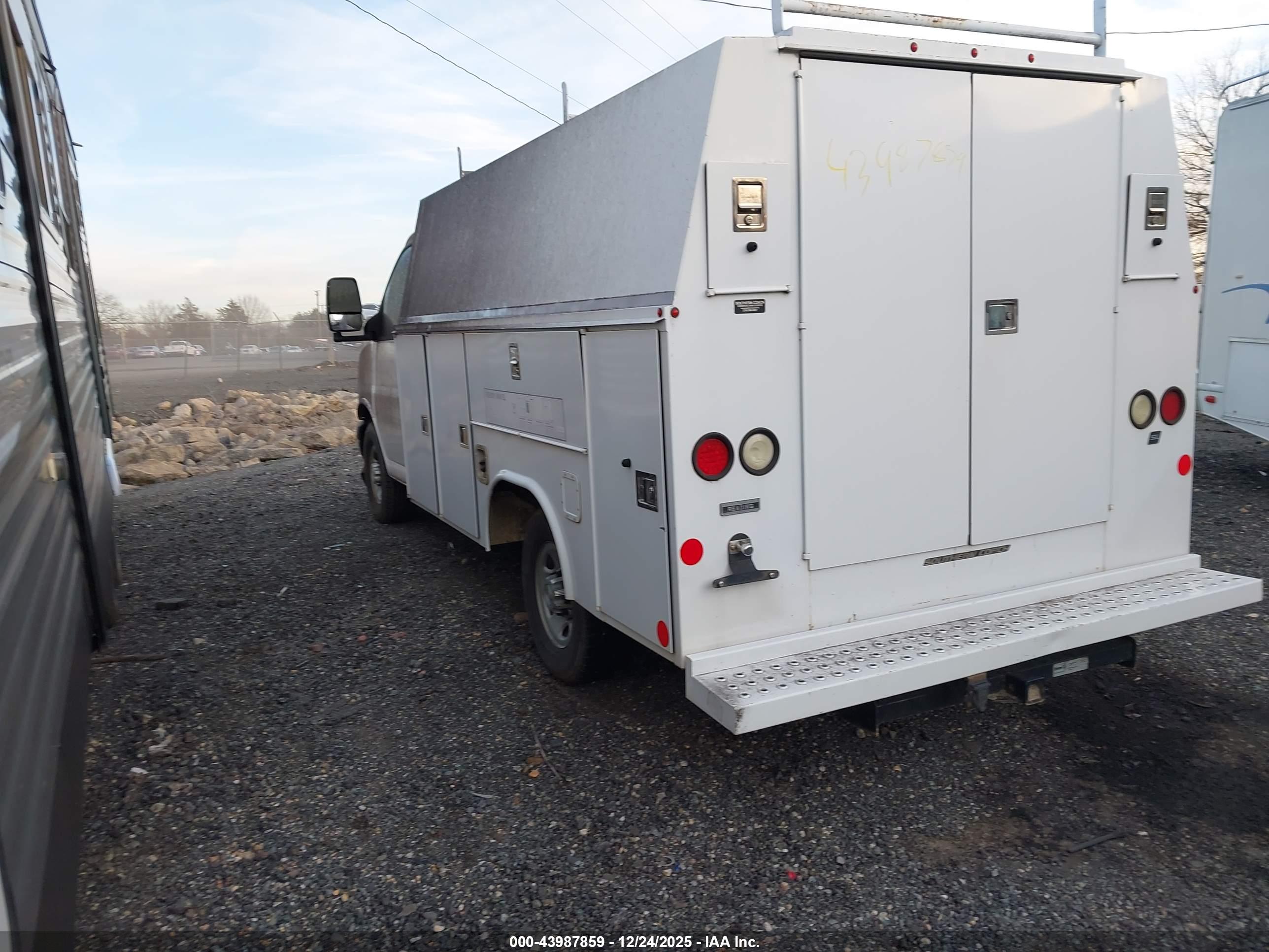 CHEVROLET EXPRESS image 3
