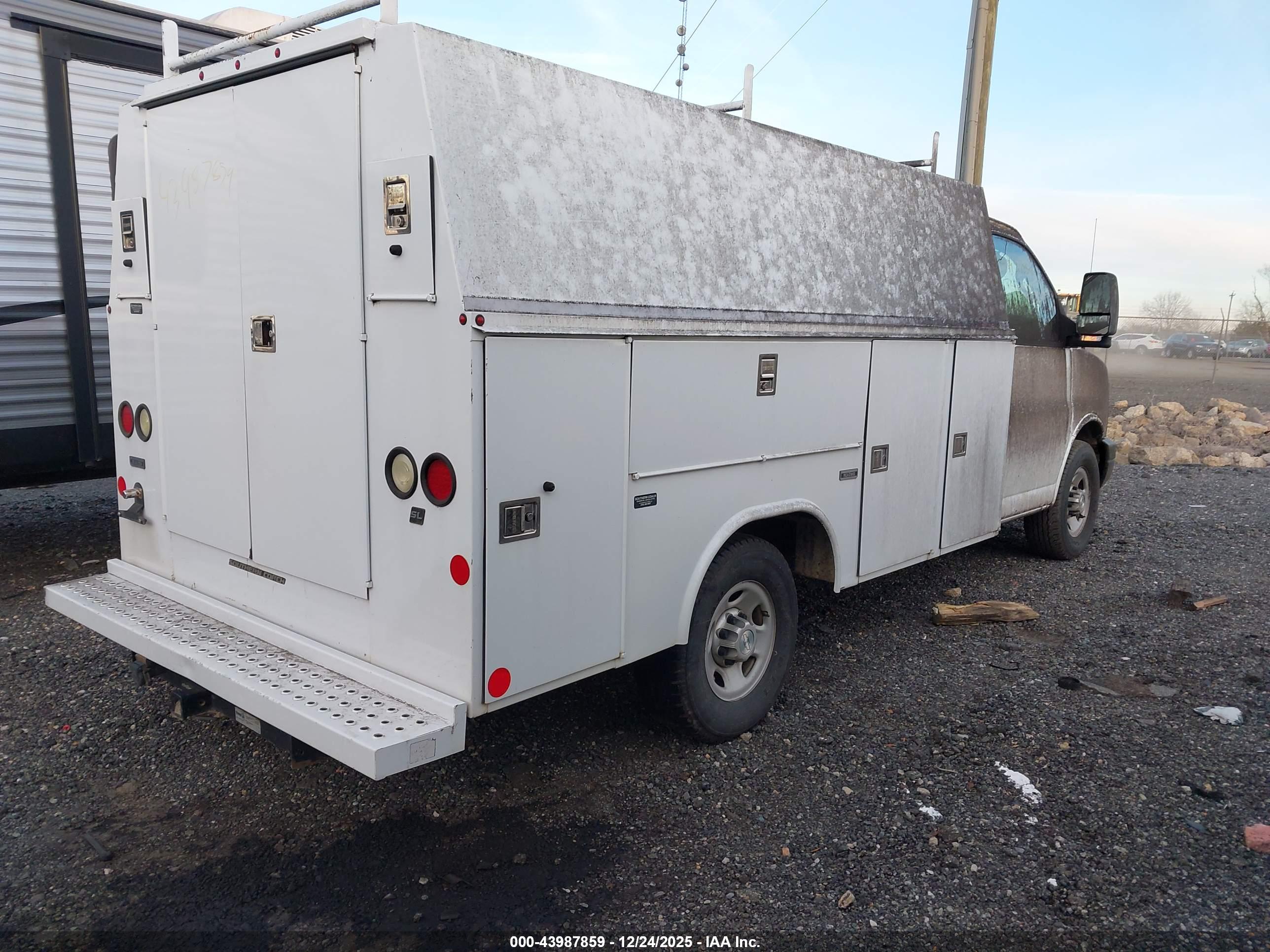 CHEVROLET EXPRESS image 4