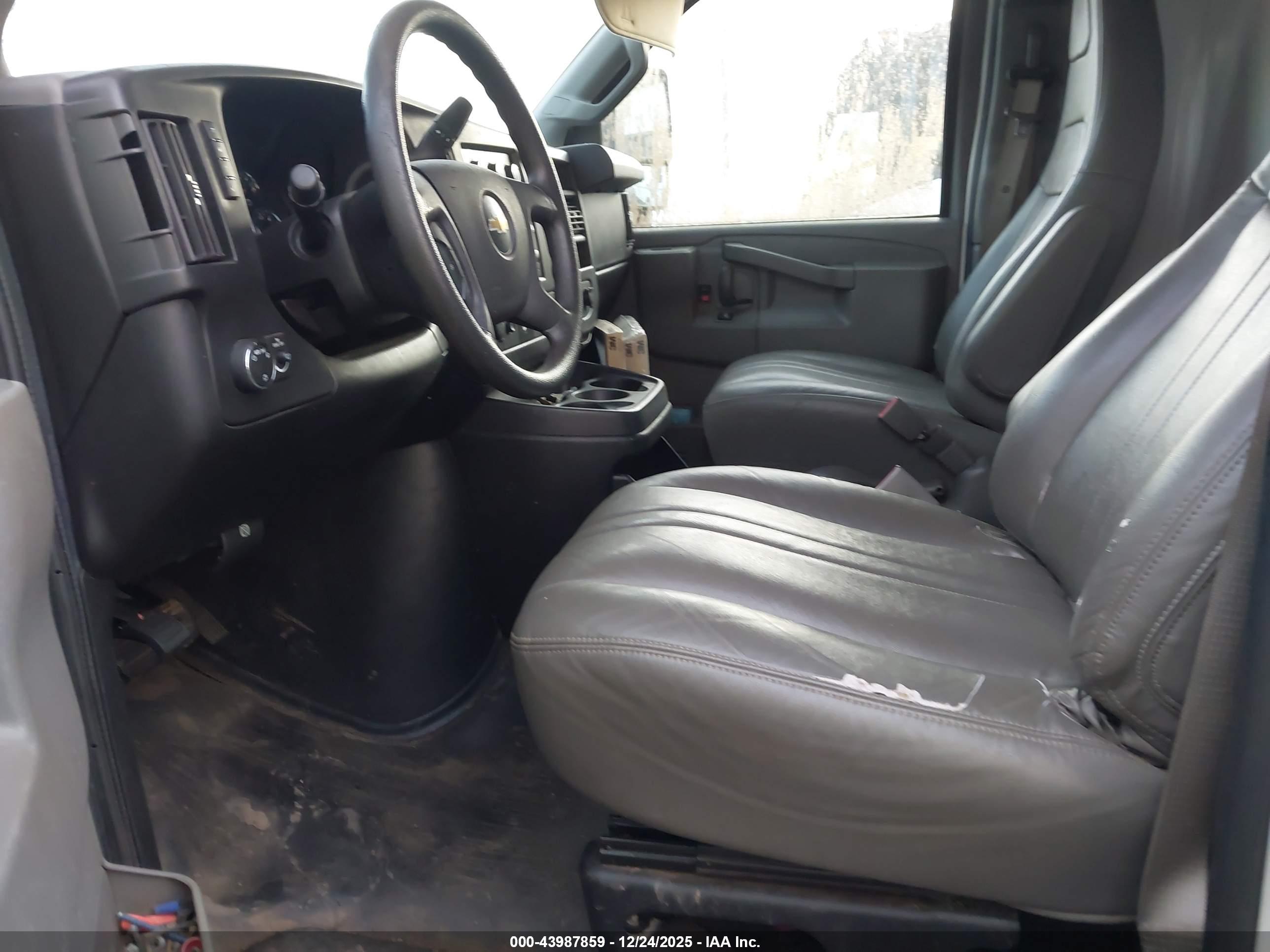 CHEVROLET EXPRESS image 8