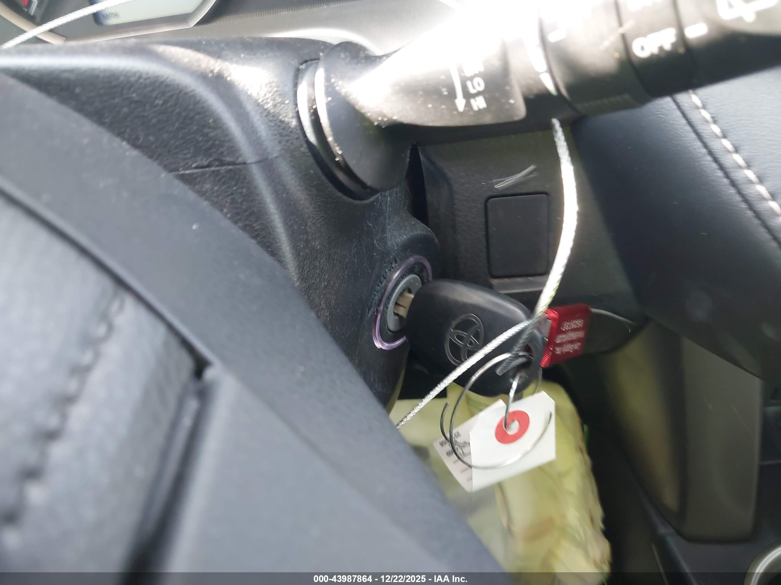 TOYOTA RAV4 image 11