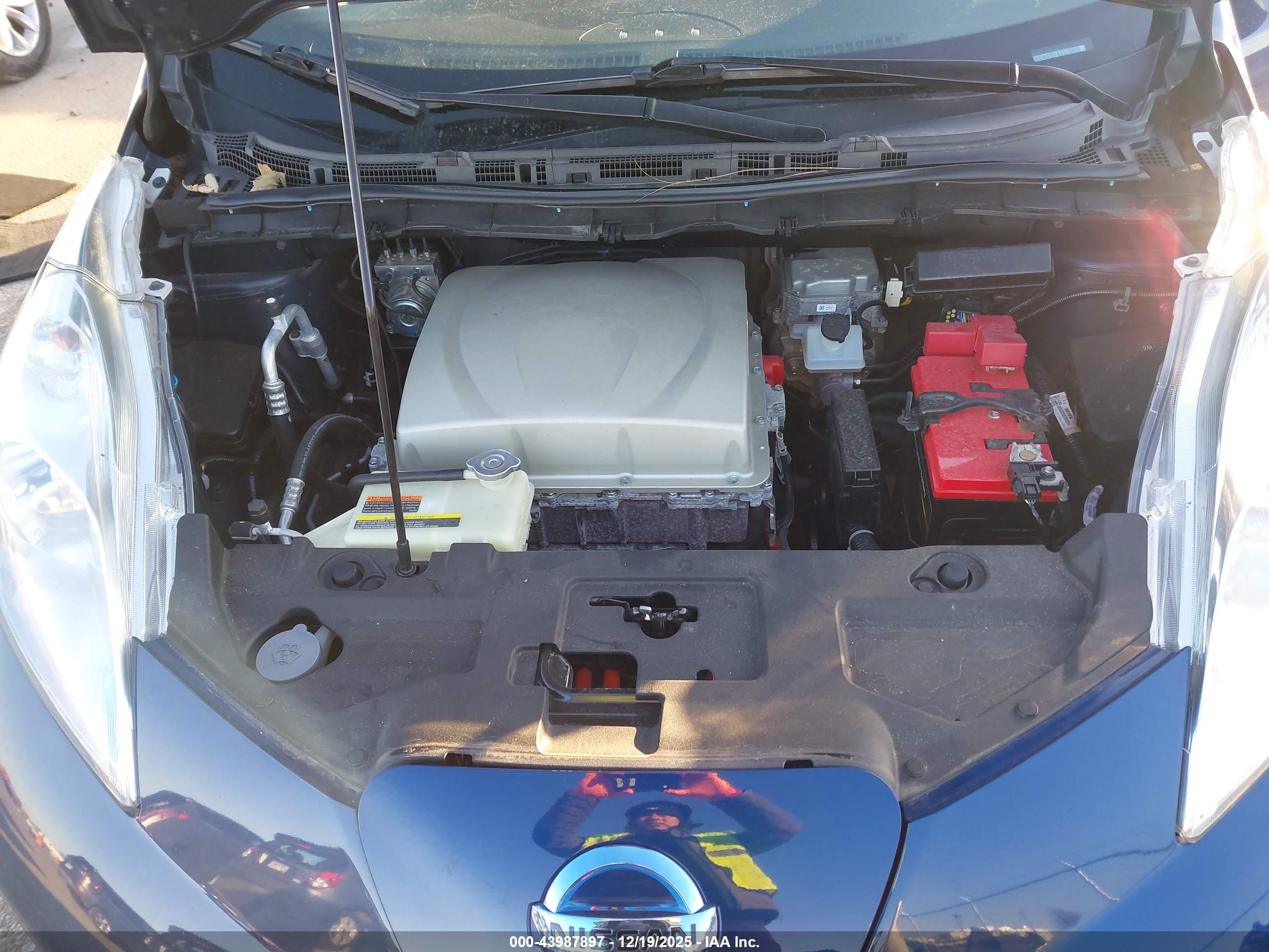 NISSAN LEAF image 10
