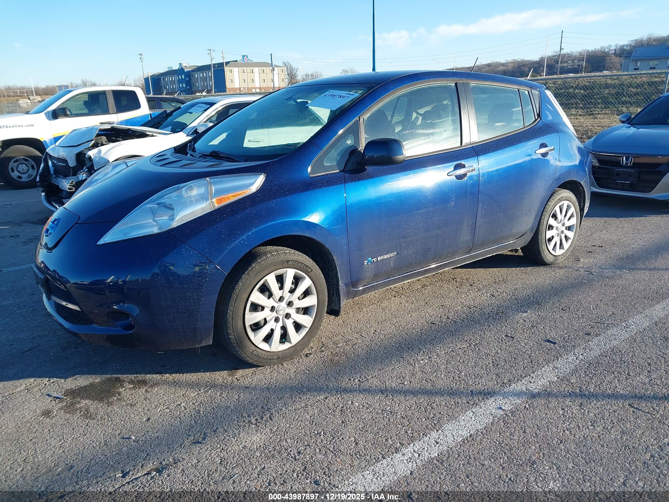 NISSAN LEAF image 2