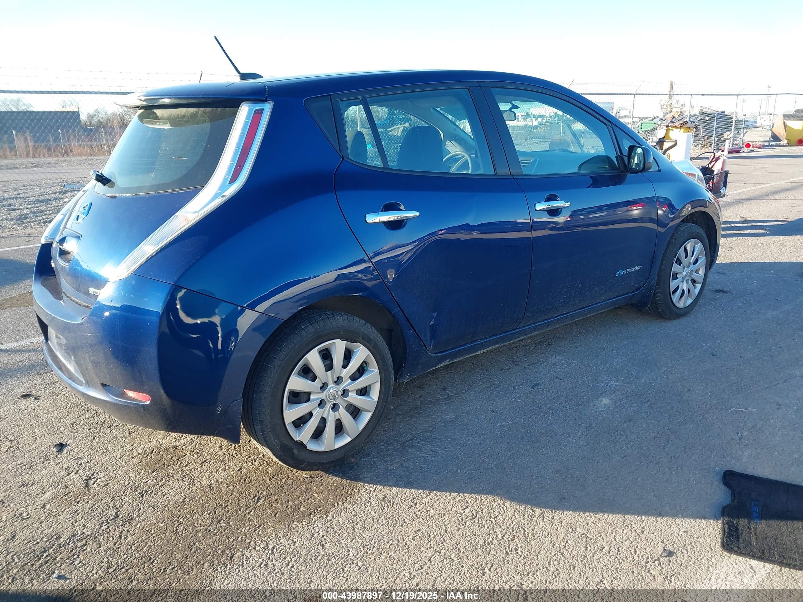 NISSAN LEAF image 4