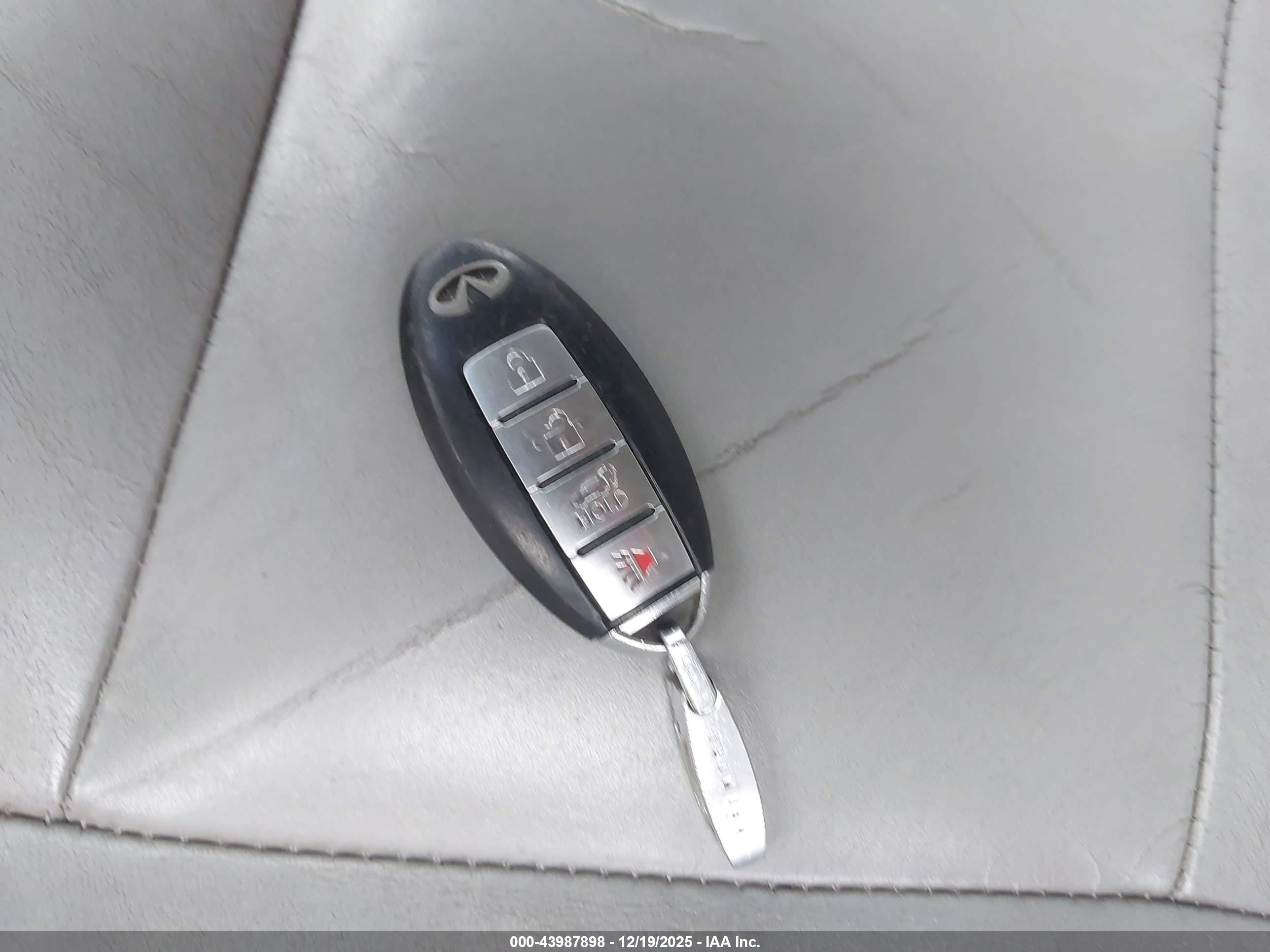 INFINITI QX56 image 11