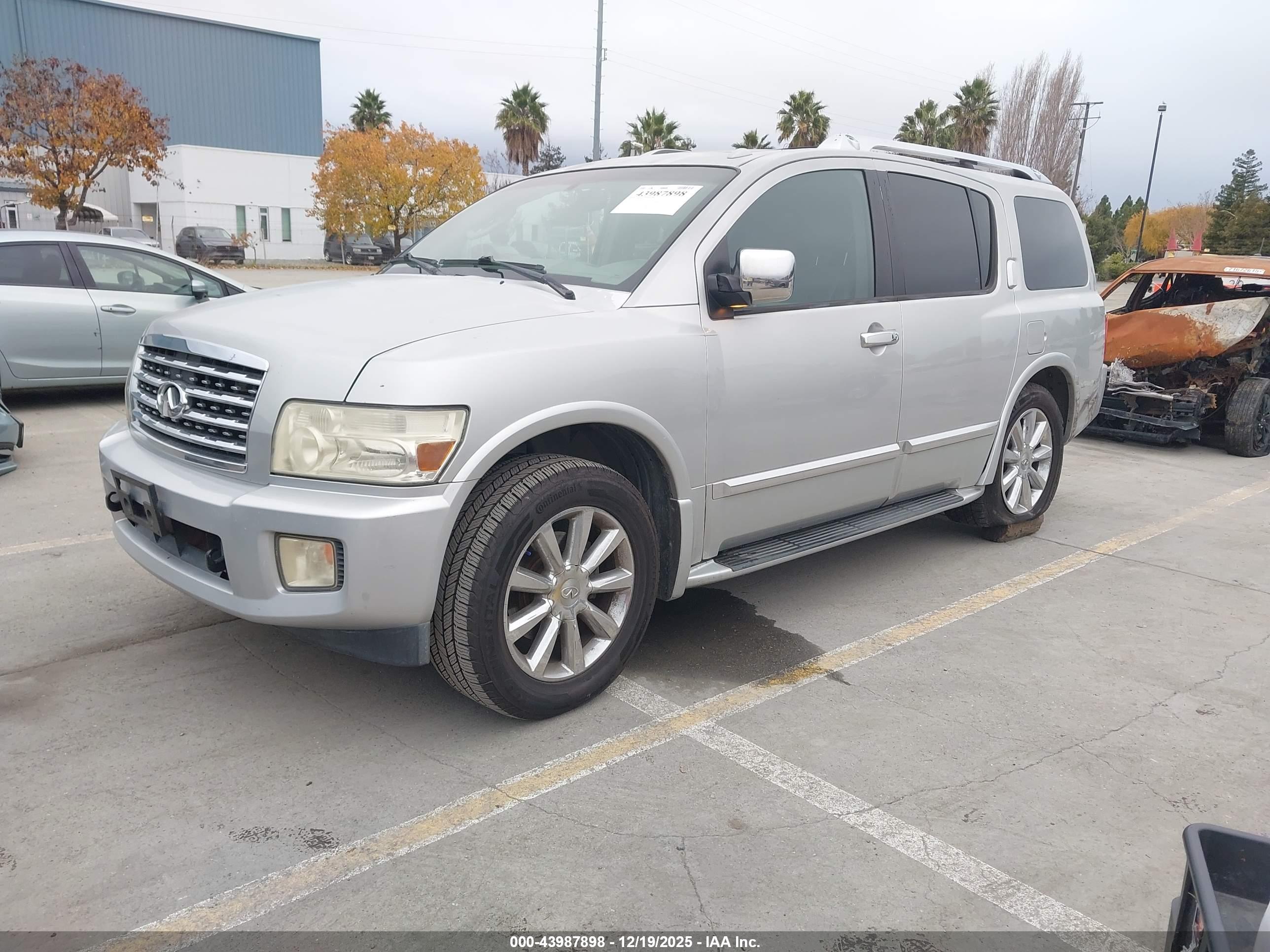 INFINITI QX56 image 2