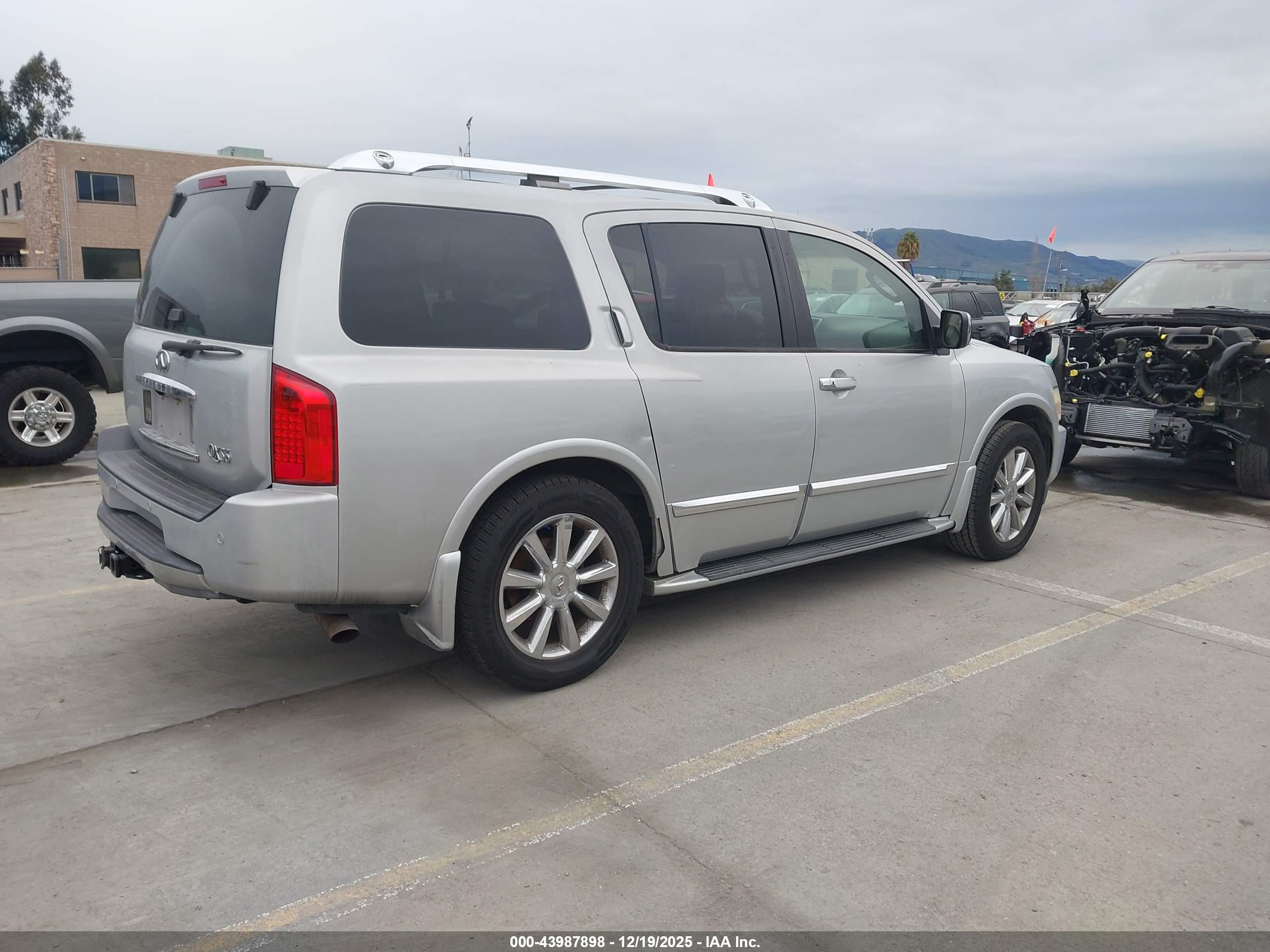 INFINITI QX56 image 4
