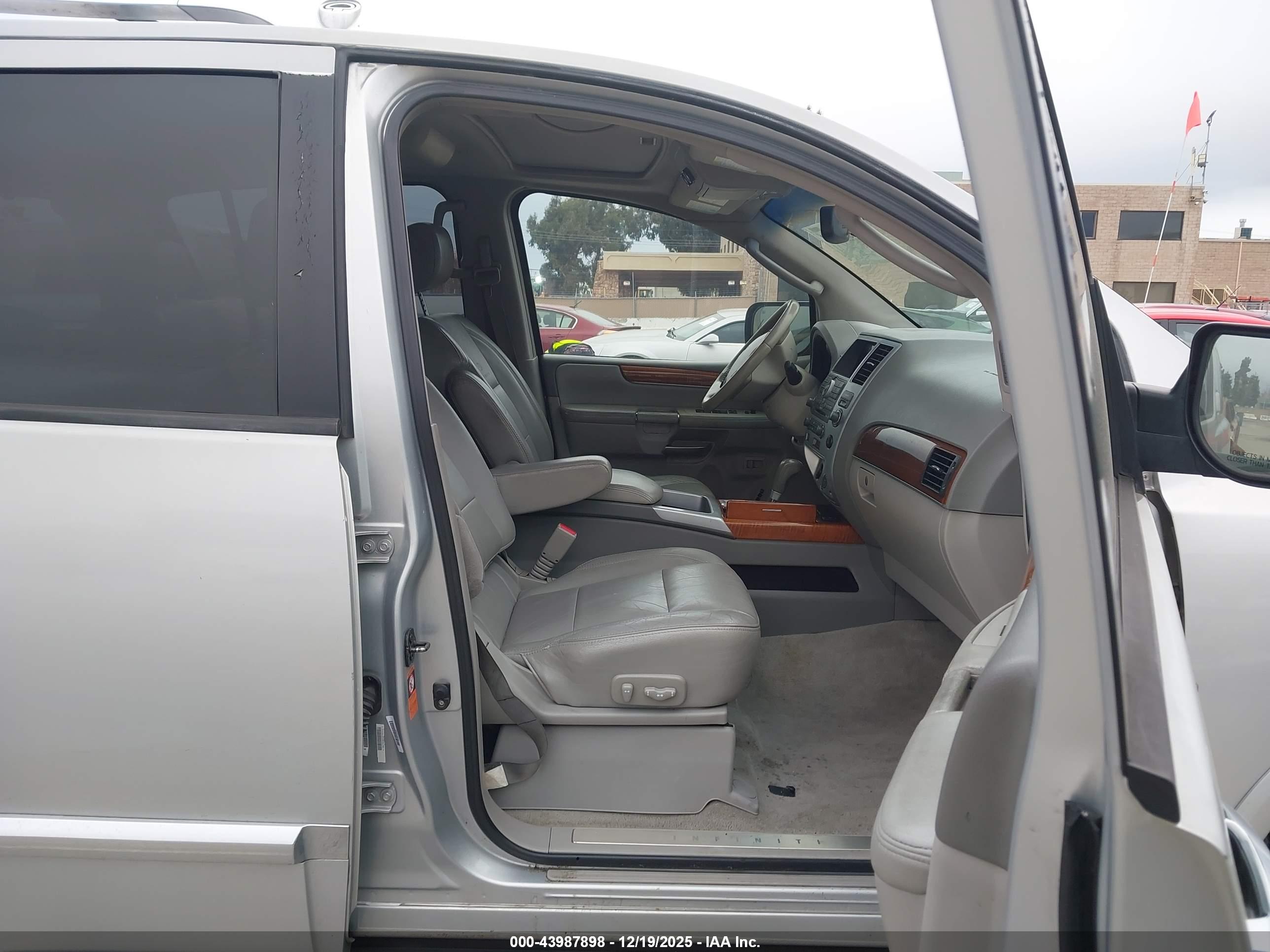 INFINITI QX56 image 5