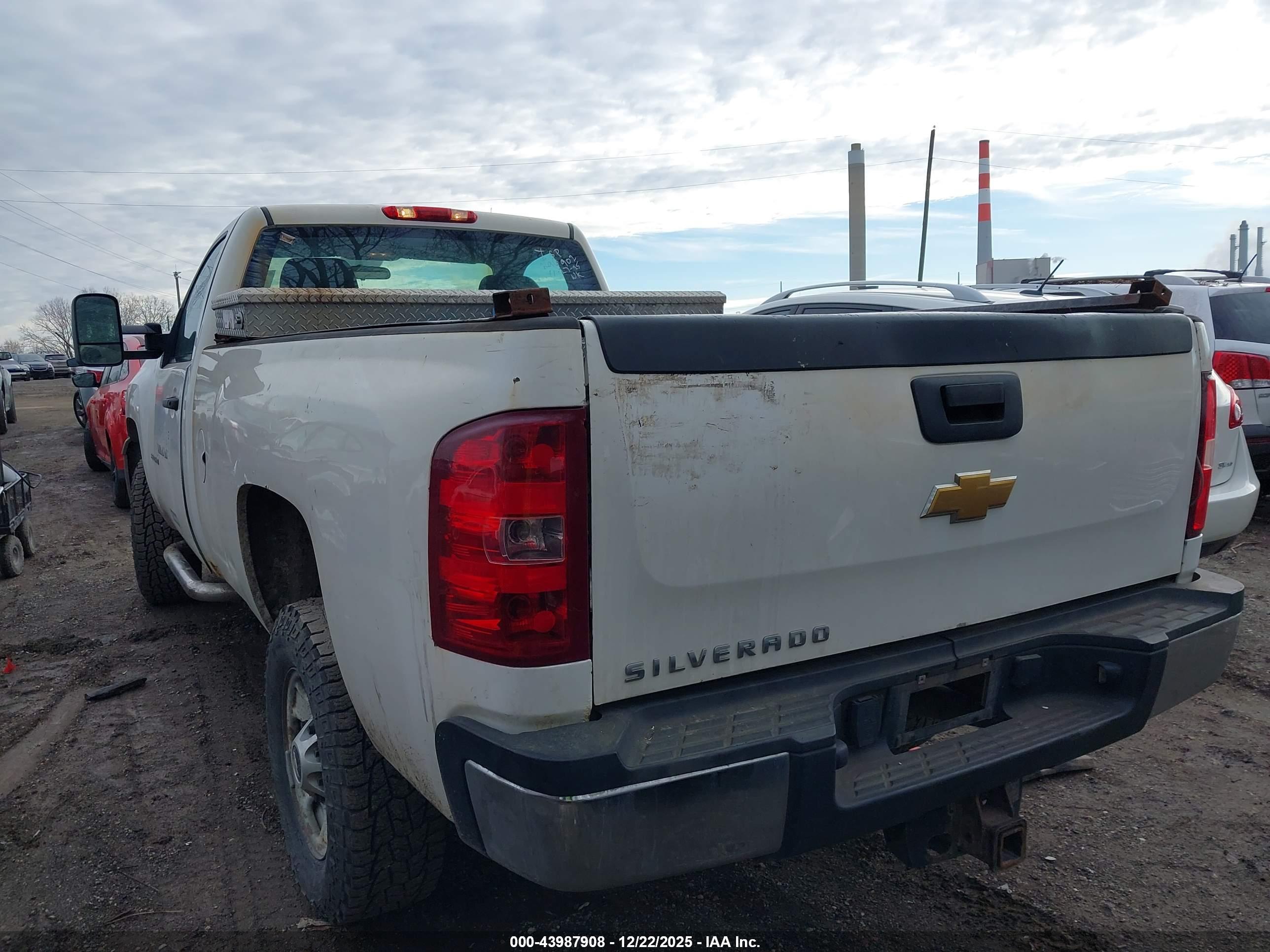 CHEVROLET SILVERADO image 3