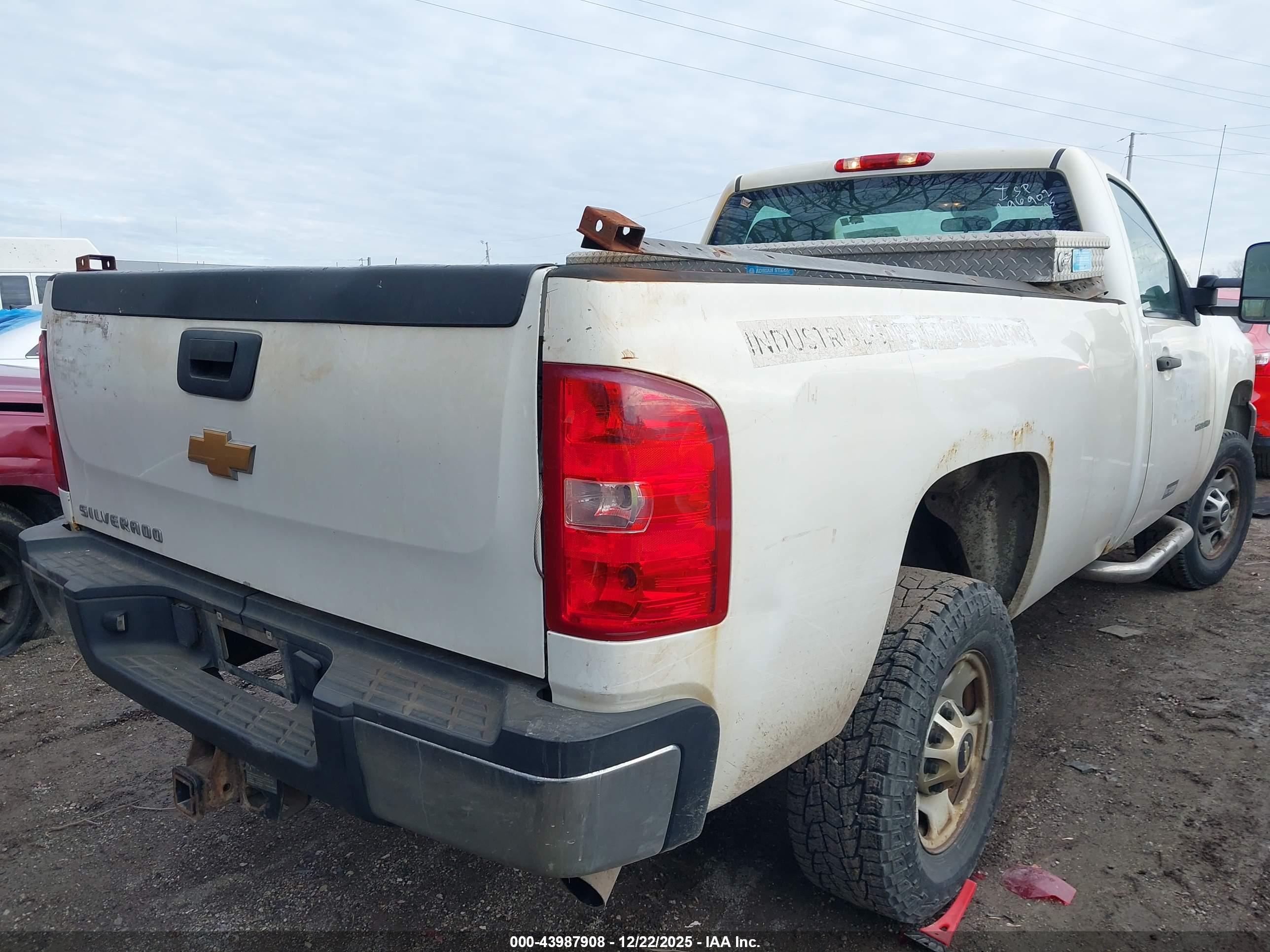 CHEVROLET SILVERADO image 4