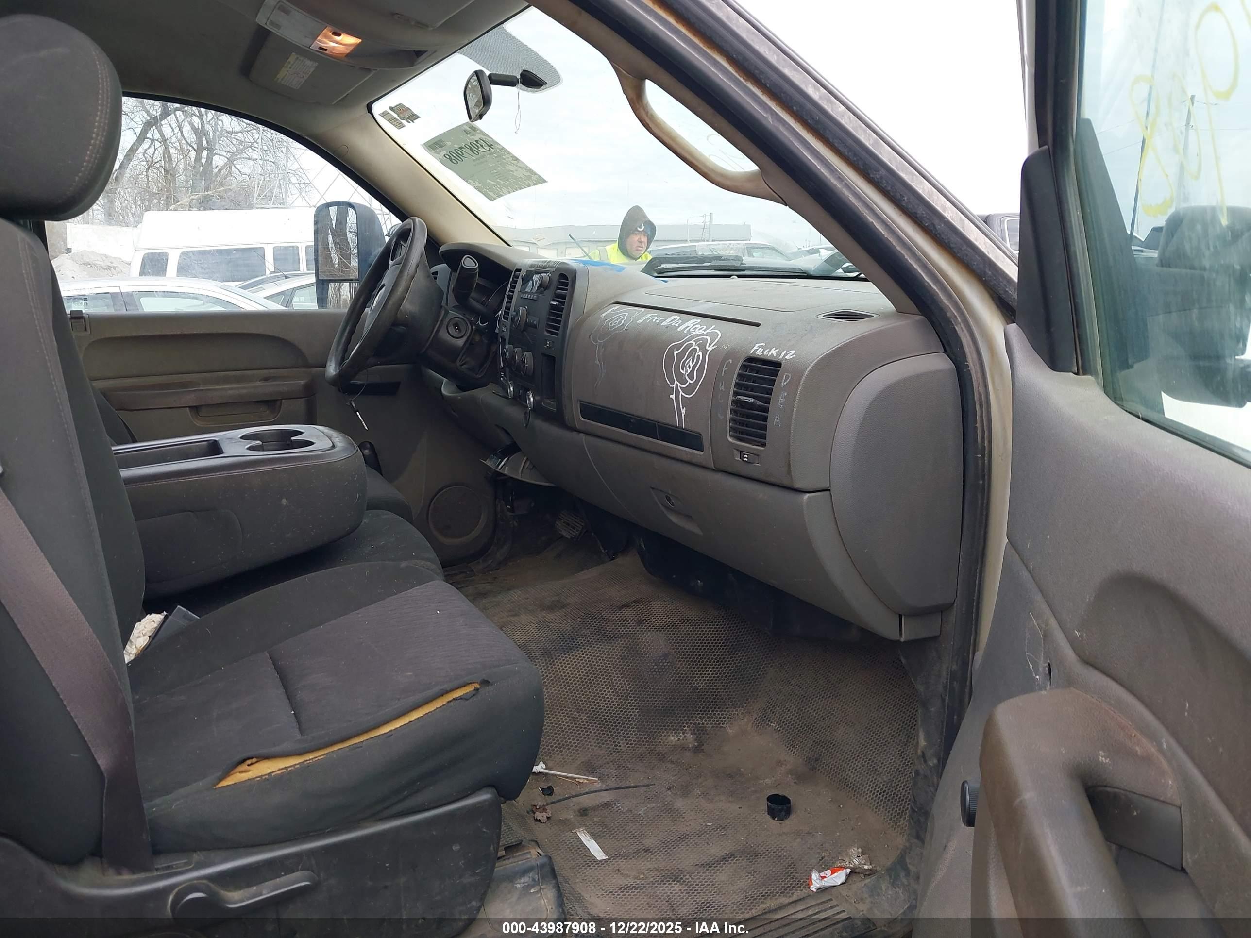 CHEVROLET SILVERADO image 5