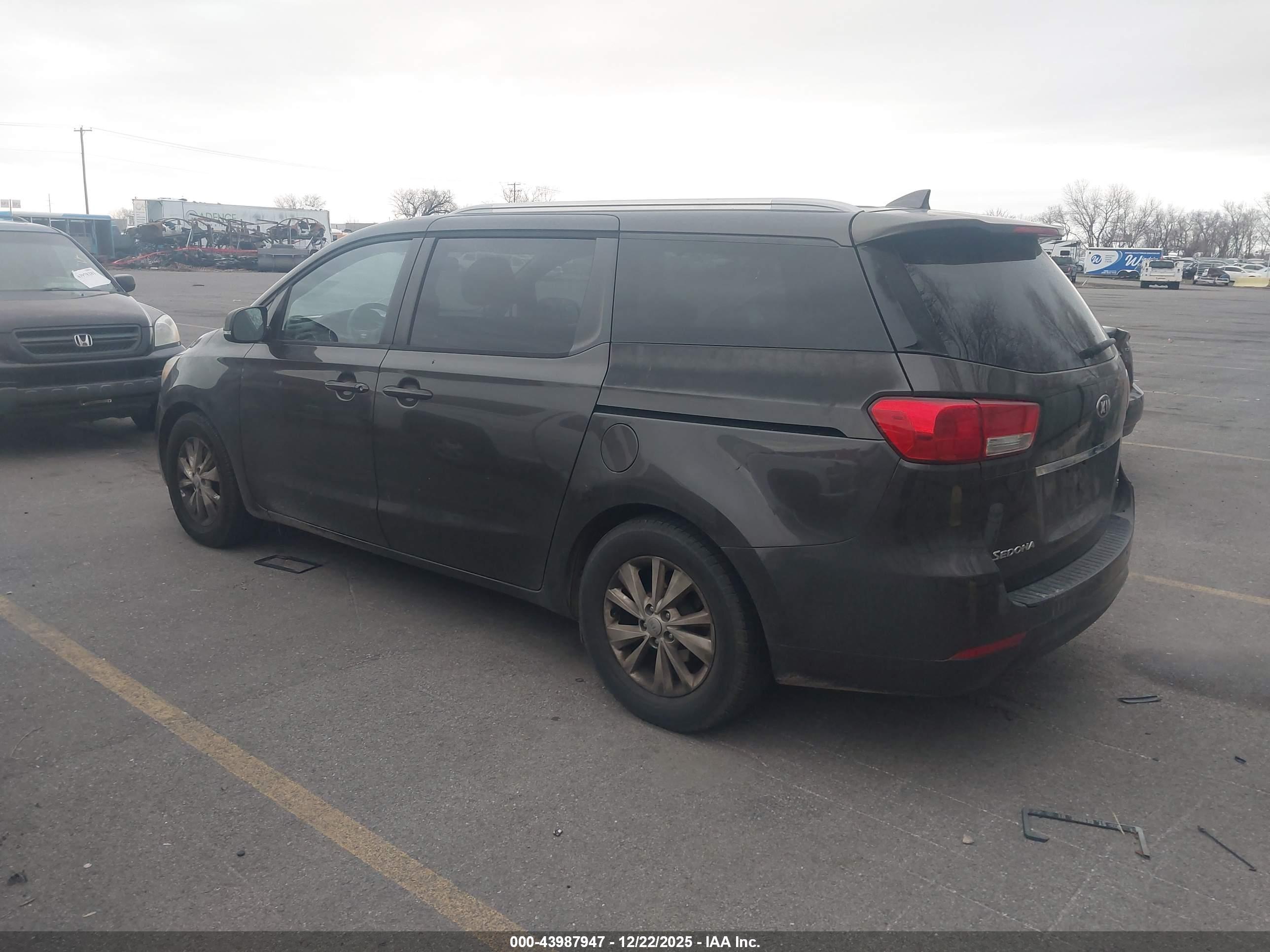 KIA SEDONA image 3