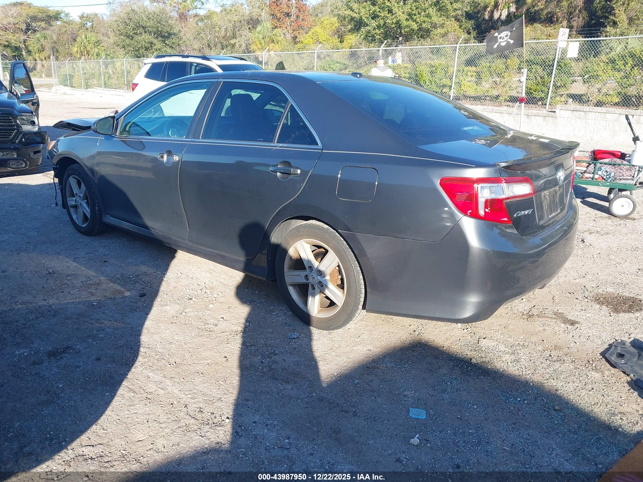 TOYOTA CAMRY image 3