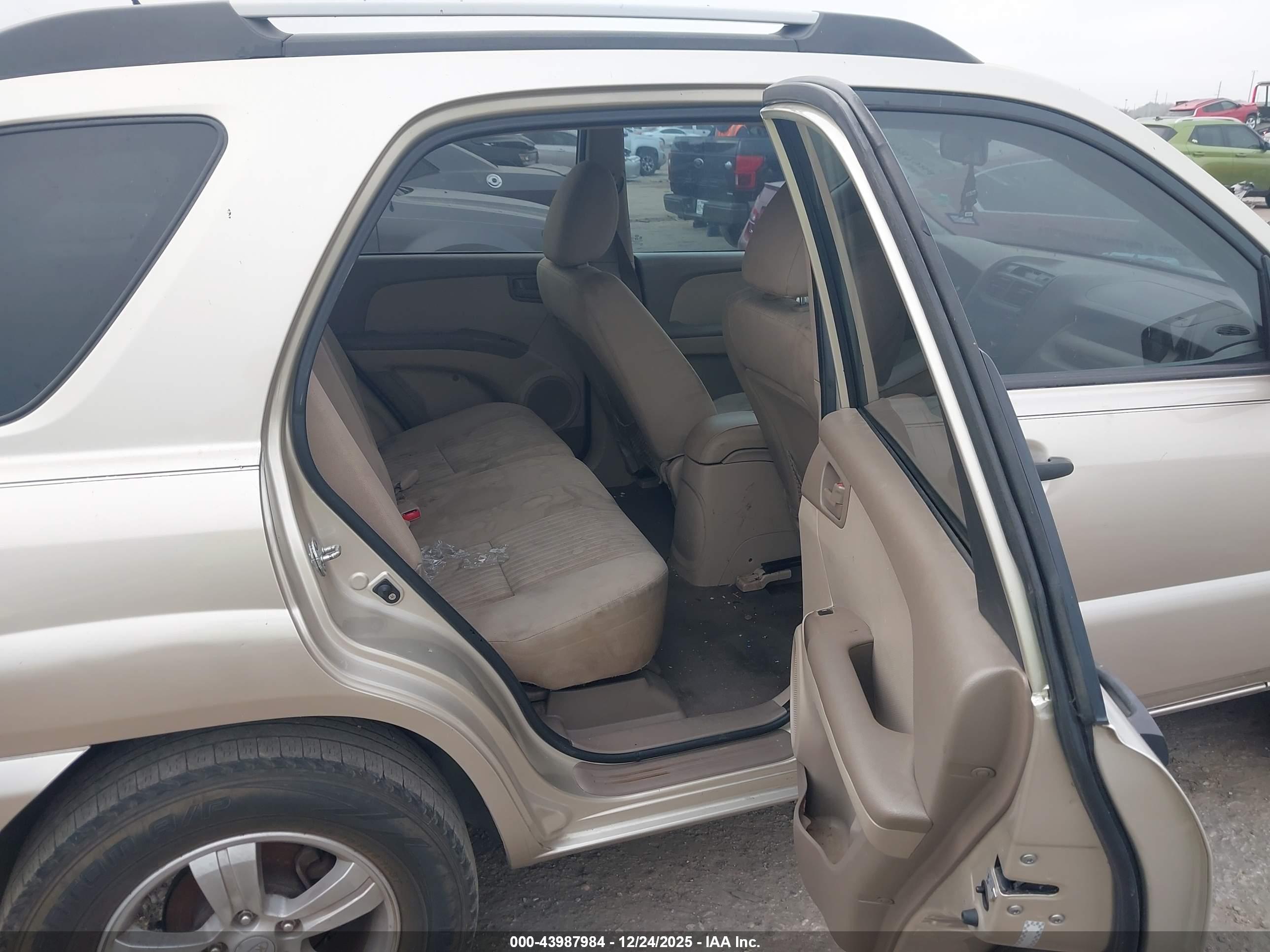 KIA SPORTAGE image 8