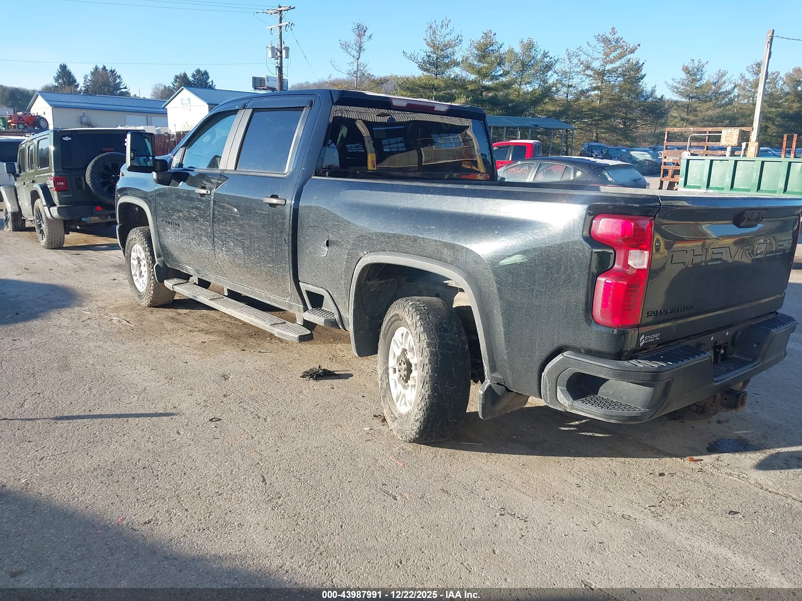 CHEVROLET SILVERADO image 3