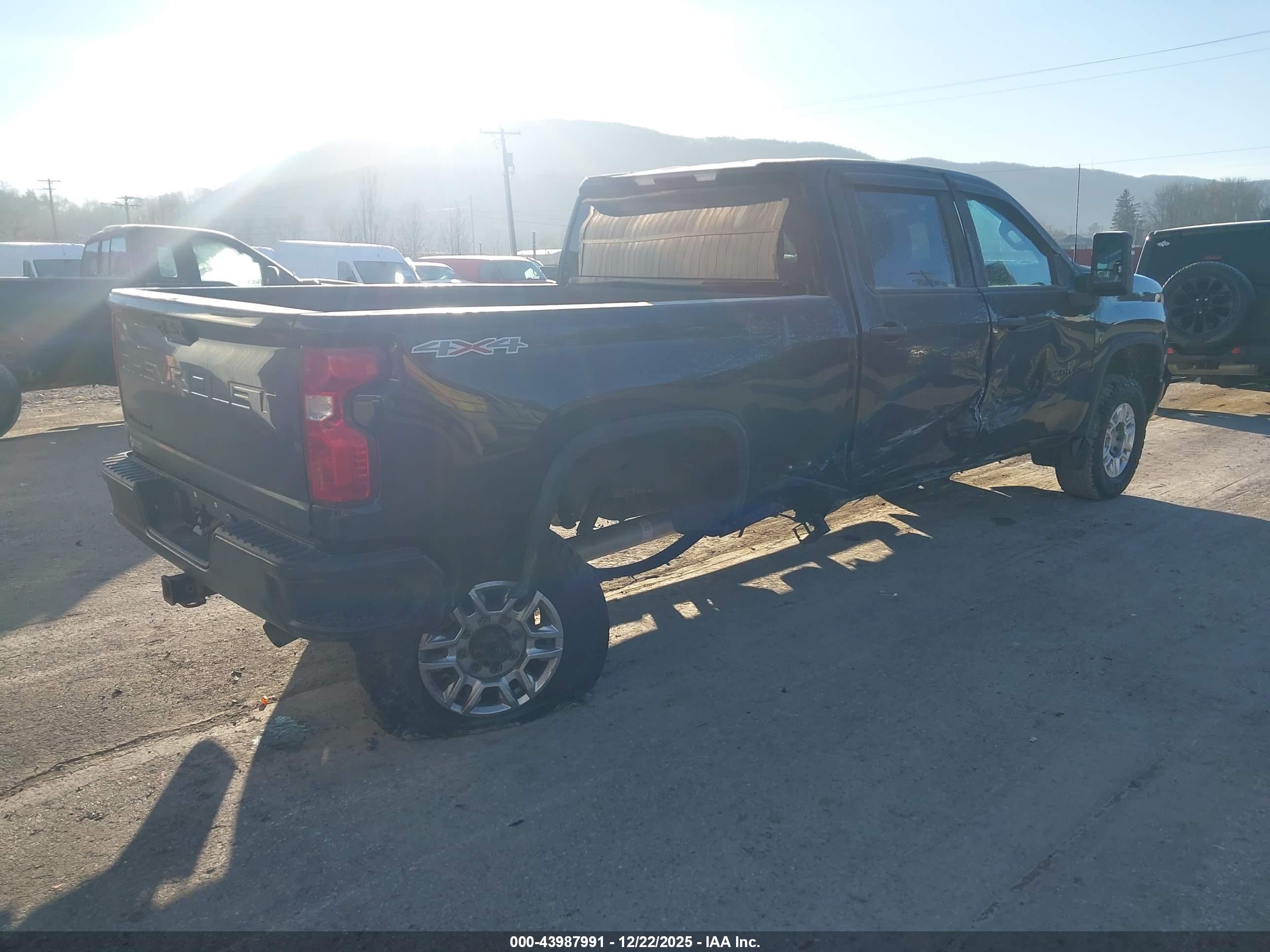 CHEVROLET SILVERADO image 4