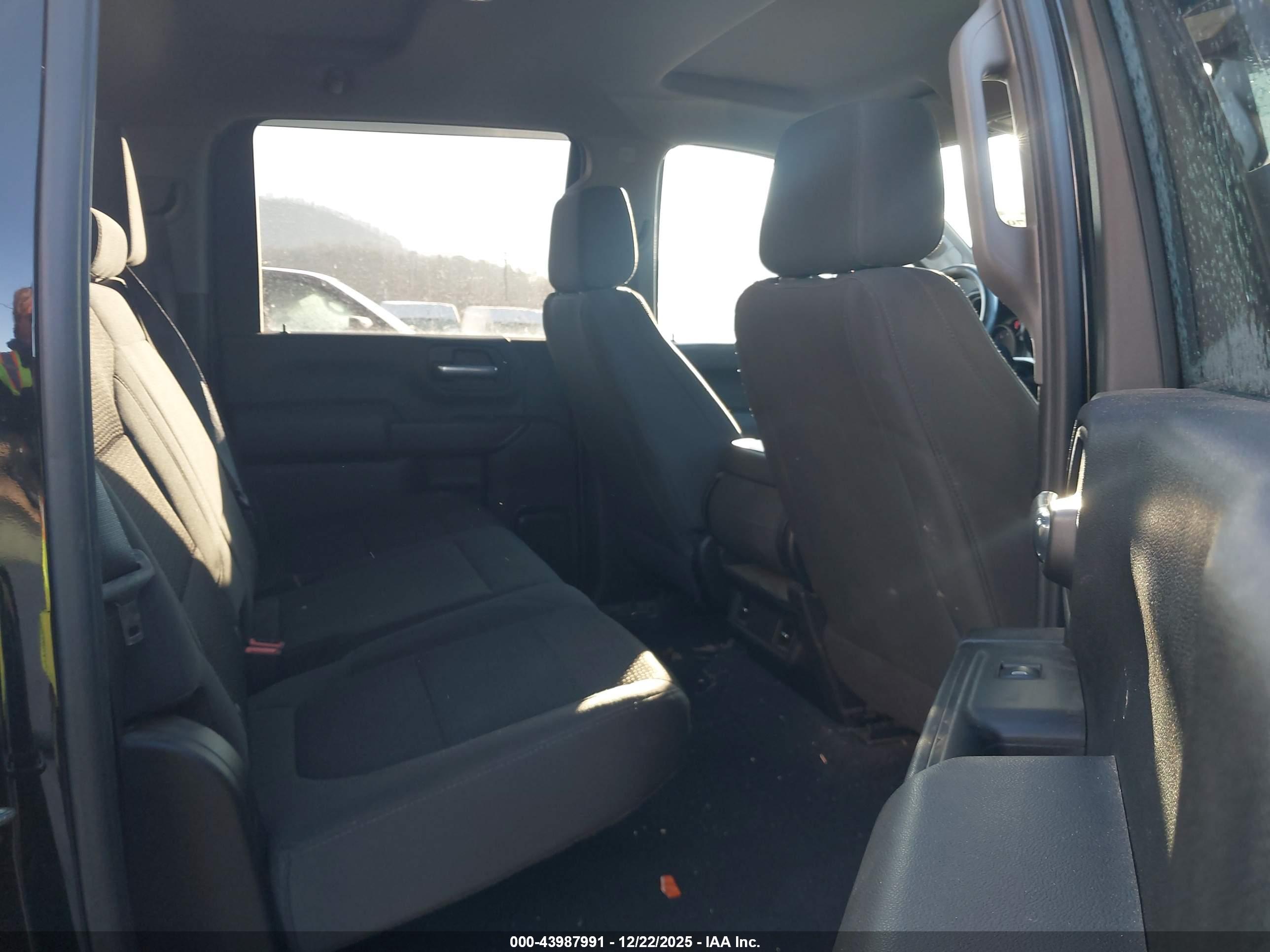 CHEVROLET SILVERADO image 8