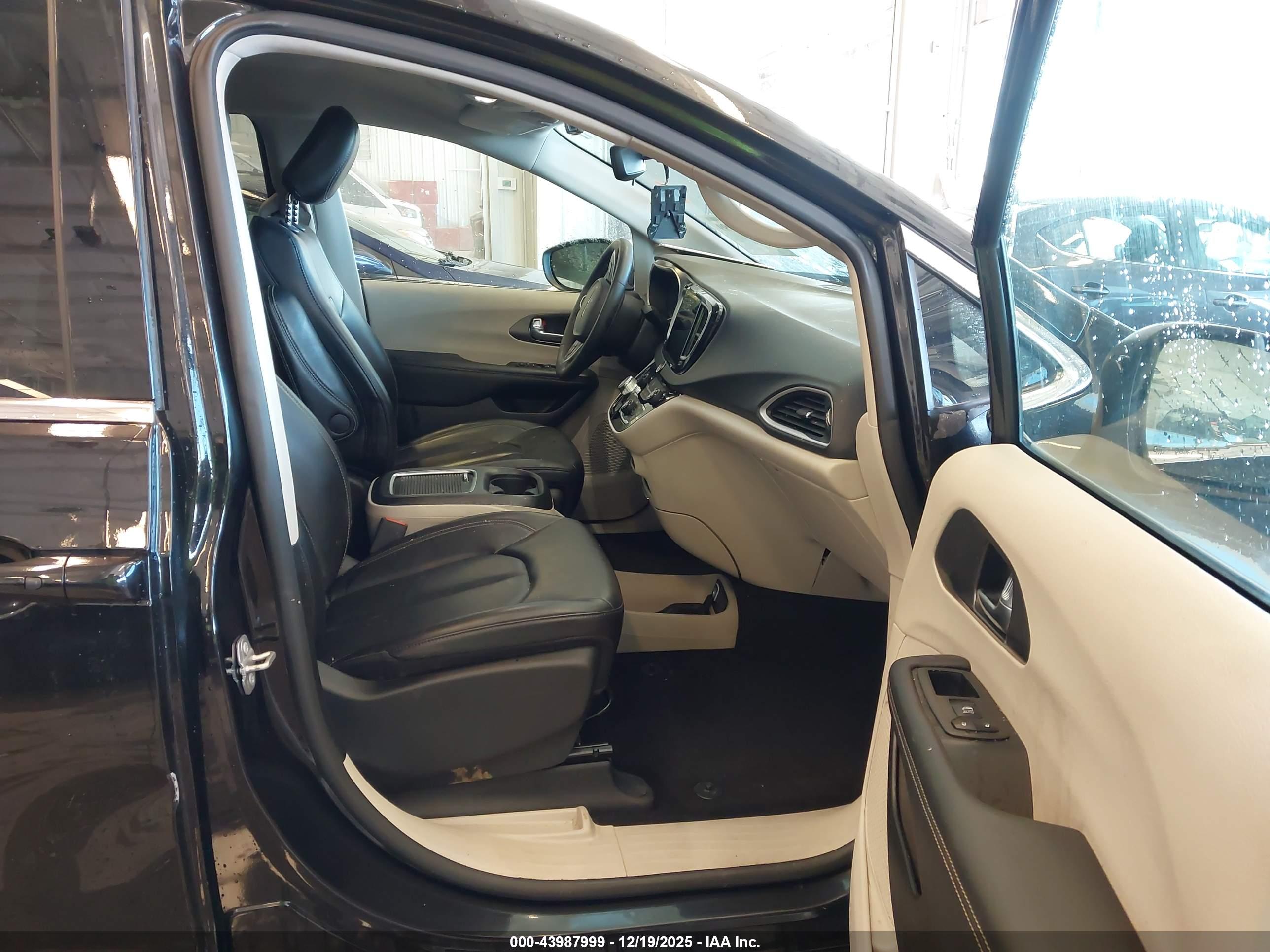 CHRYSLER PACIFICA image 5
