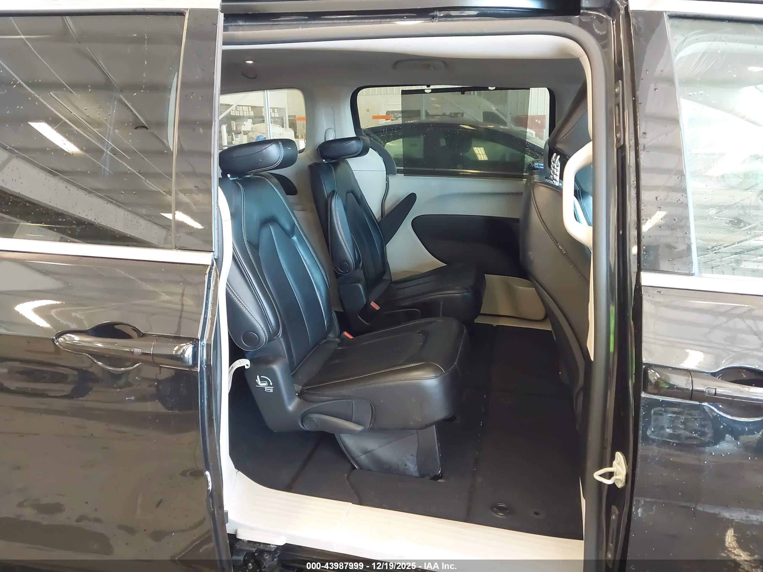 CHRYSLER PACIFICA image 8