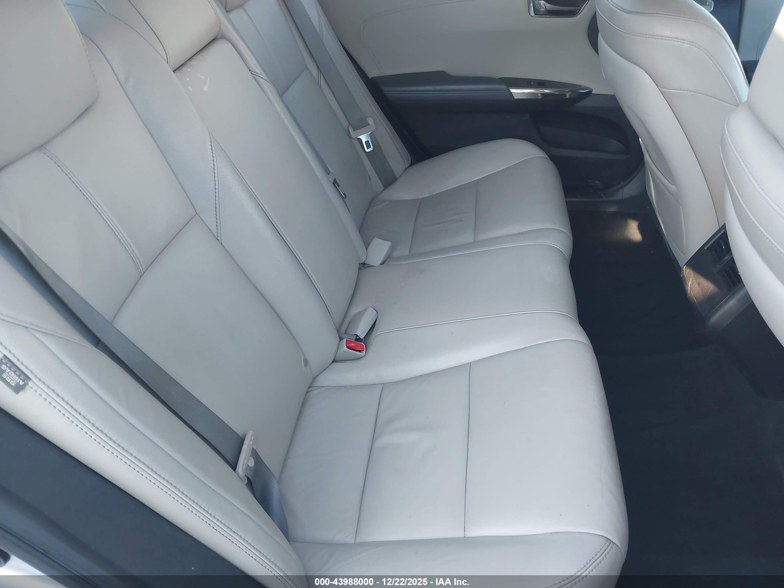 TOYOTA AVALON image 8
