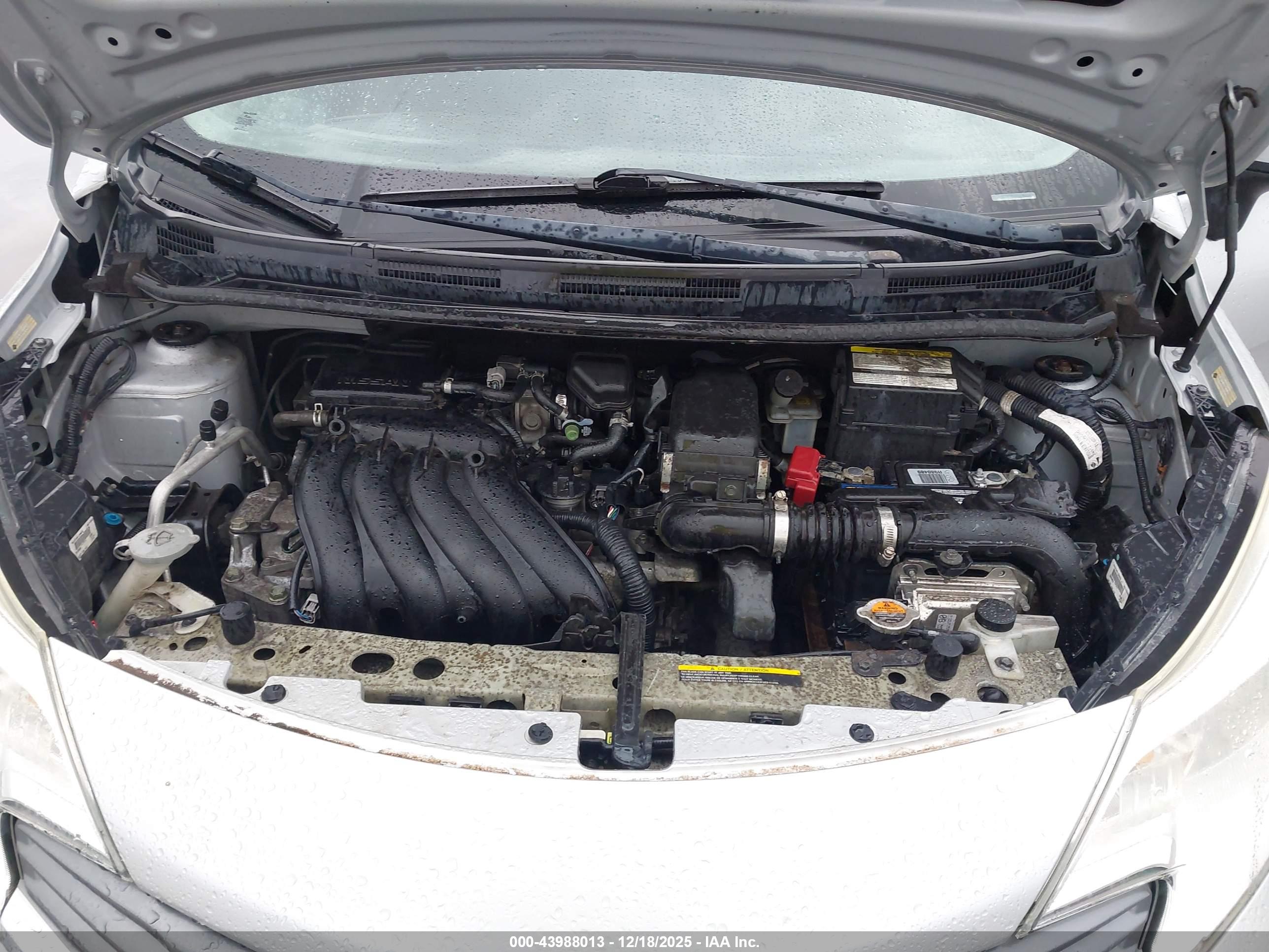 NISSAN VERSA image 10