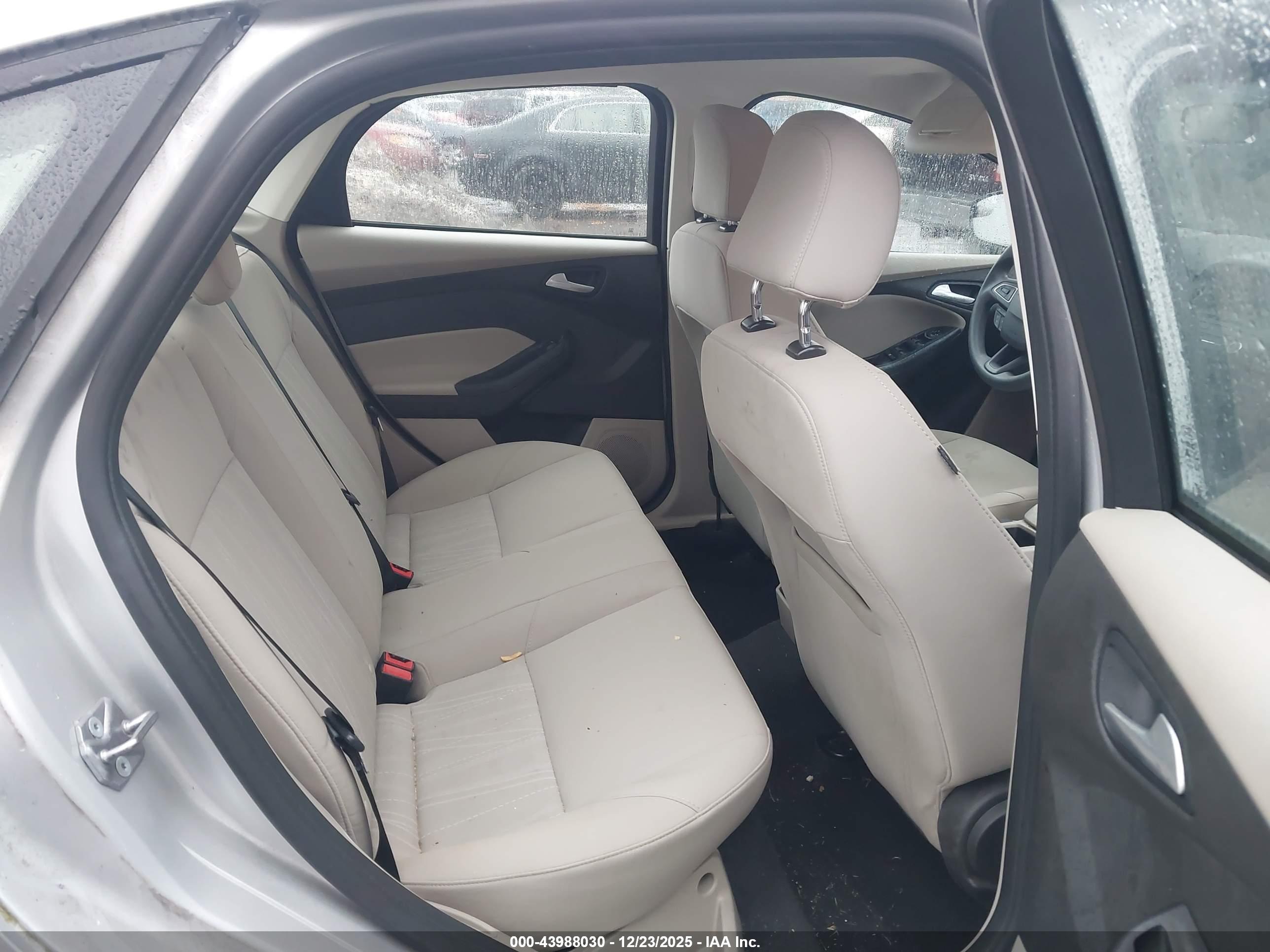 FORD FOCUS image 8