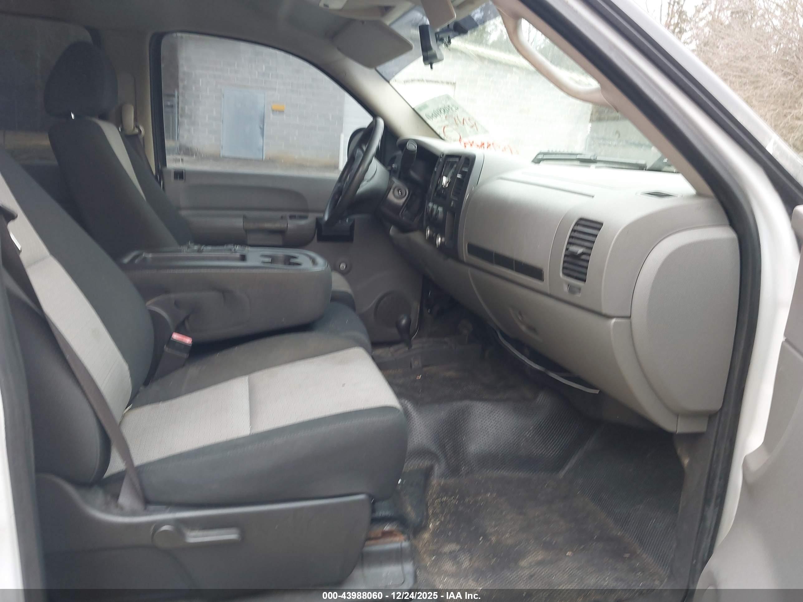 CHEVROLET SILVERADO image 5