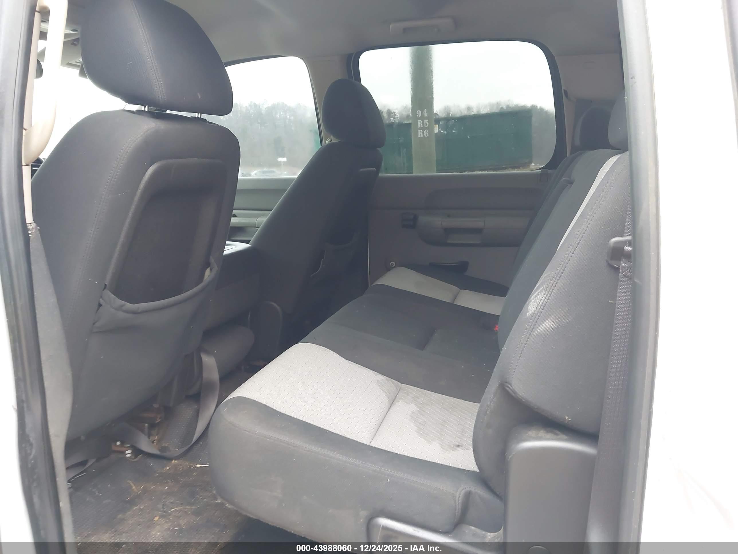 CHEVROLET SILVERADO image 8