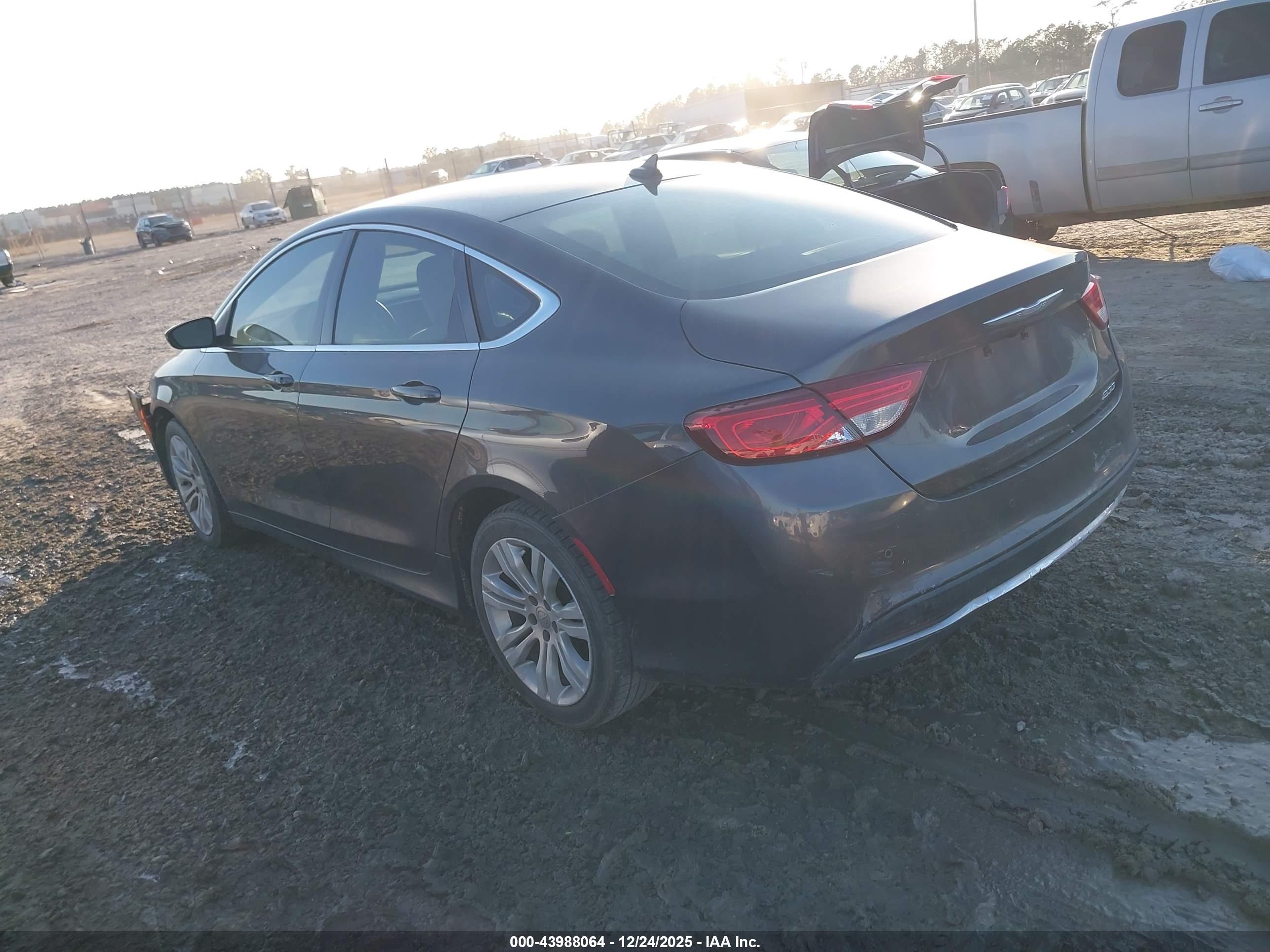 CHRYSLER 200 image 3